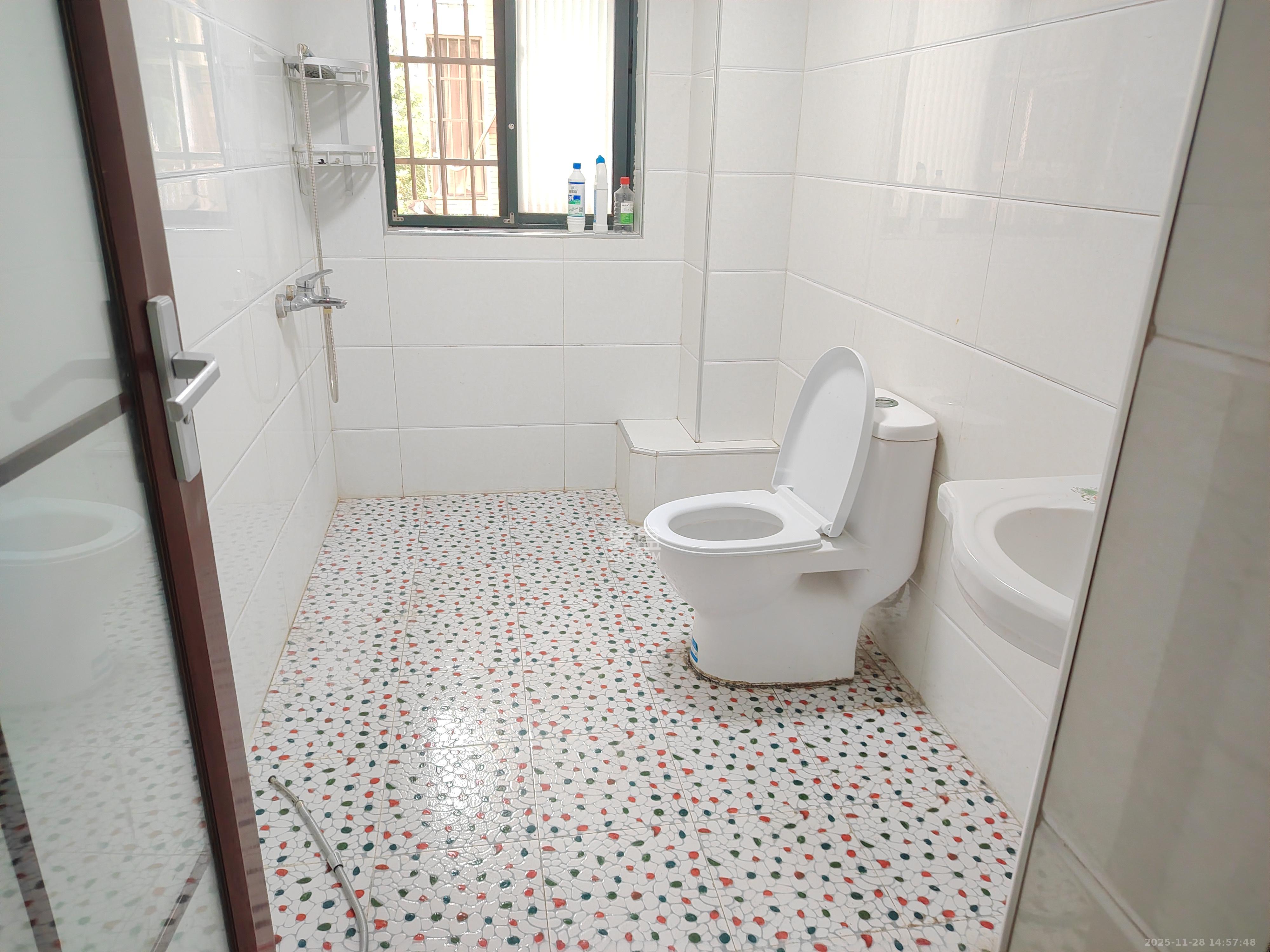 岳华嘉园 3室2厅2卫 2000.0元/月 岳华嘉园 3室2厅2卫 2000.0元/月室内图