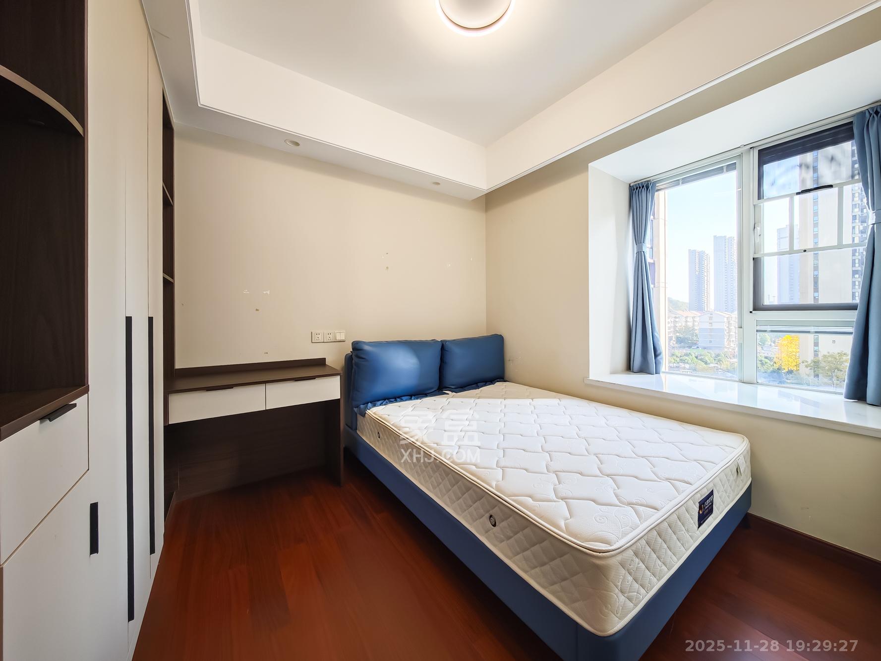 中欣楚天御府E区  4室2厅2卫    218.0万卧室