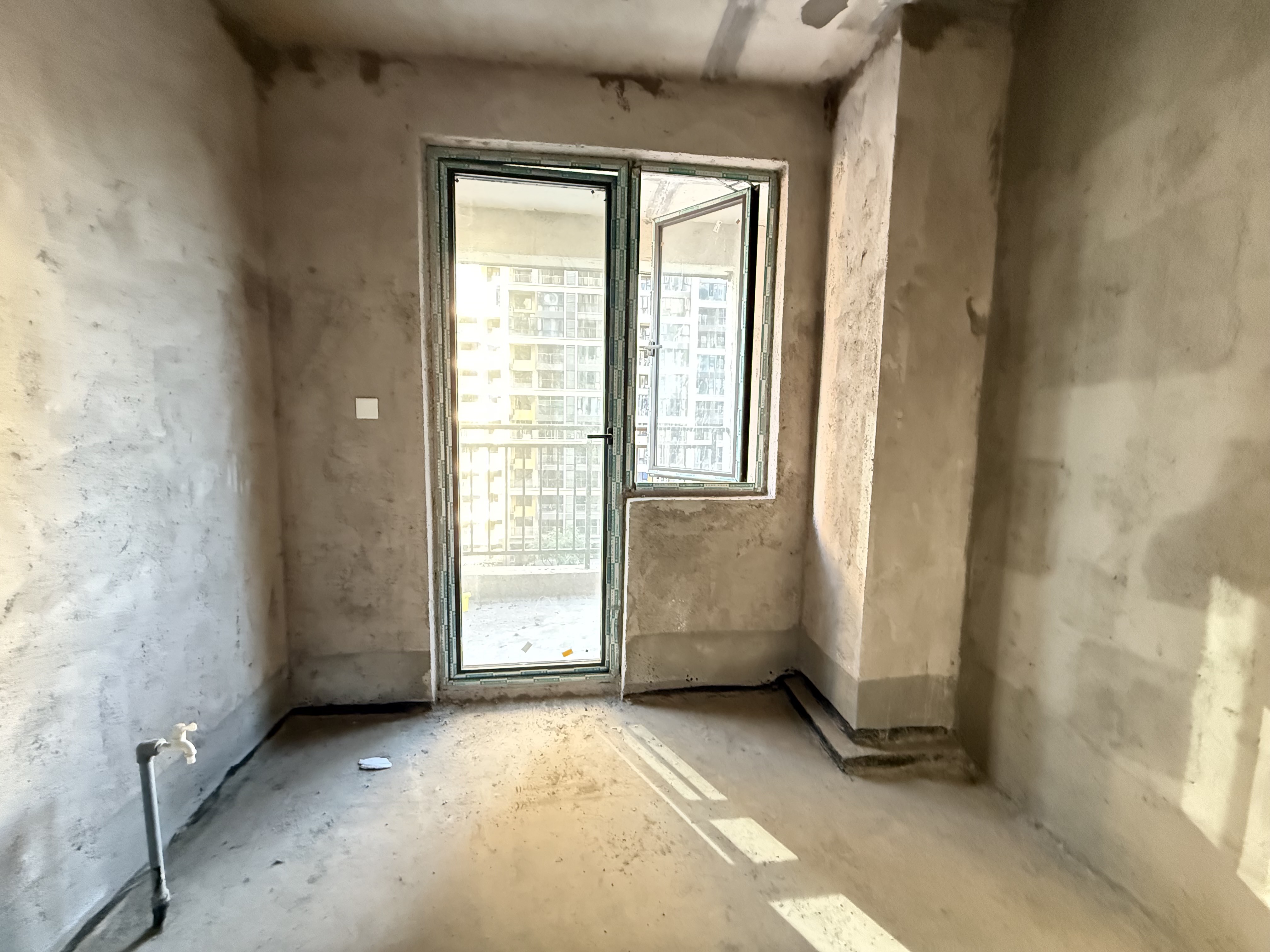 融冠蜜城  4室2厅2卫    80.0万客厅