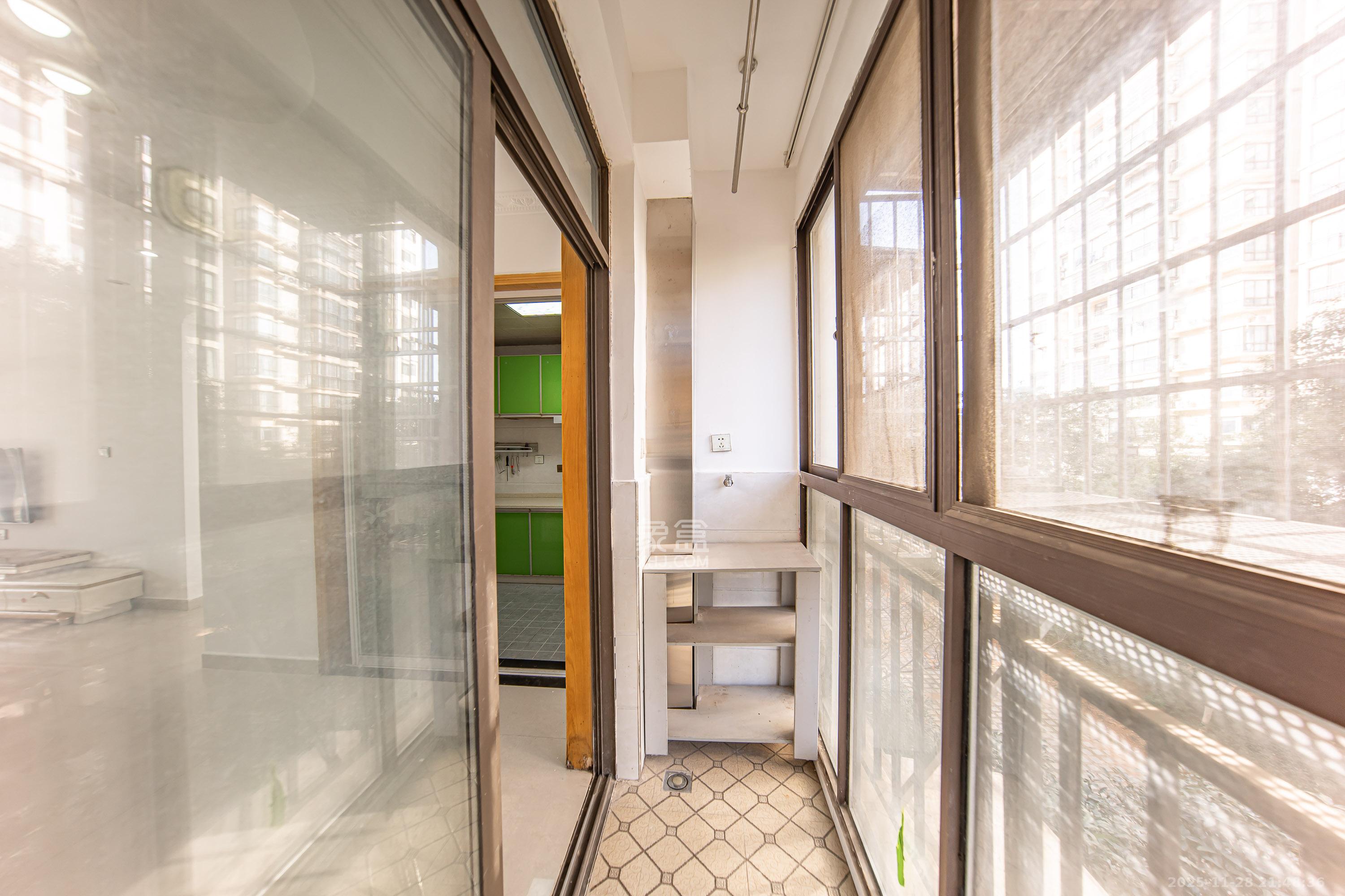 卓越麓山别墅(麓山峰境产权麓山花苑) 3室2厅1卫 48.0万 卓越麓山别墅(麓山峰境产权麓山花苑) 3室2厅1卫 48.0万阳台