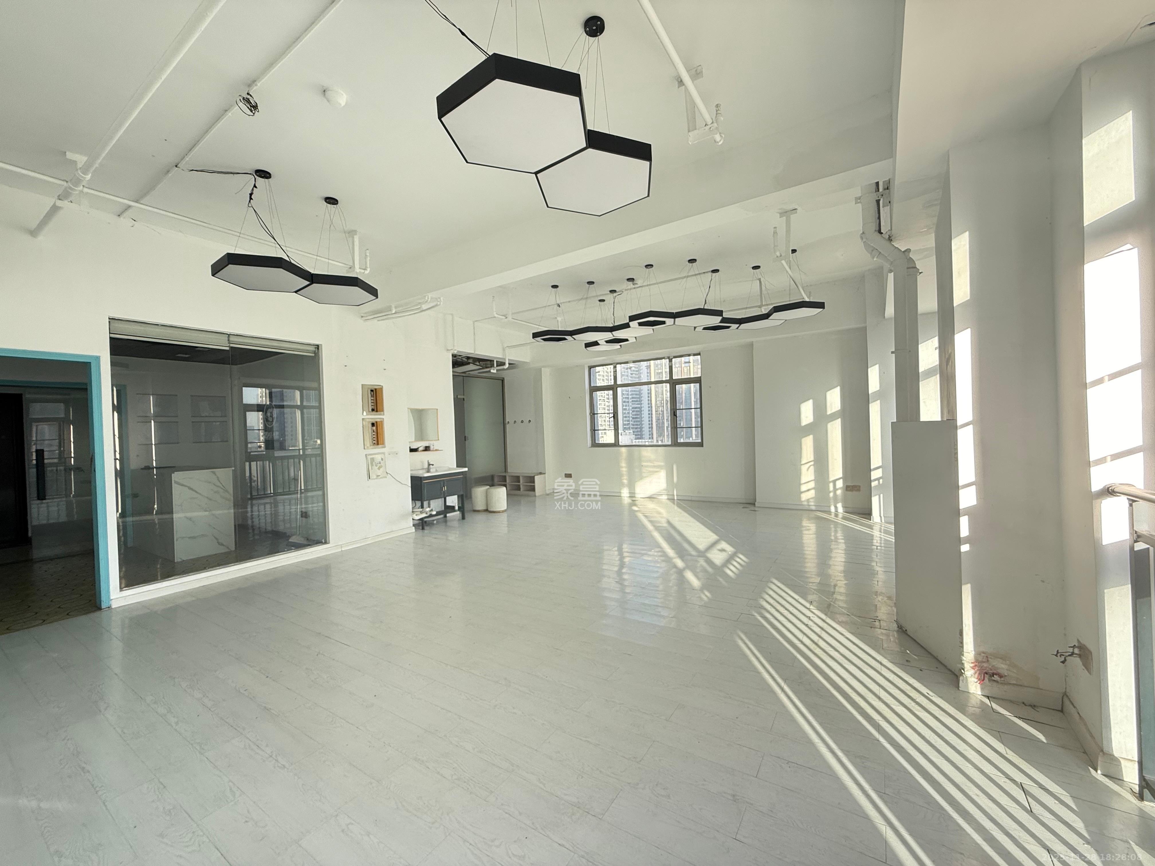 奥克斯广场  1室1厅1卫    2300.0元/月