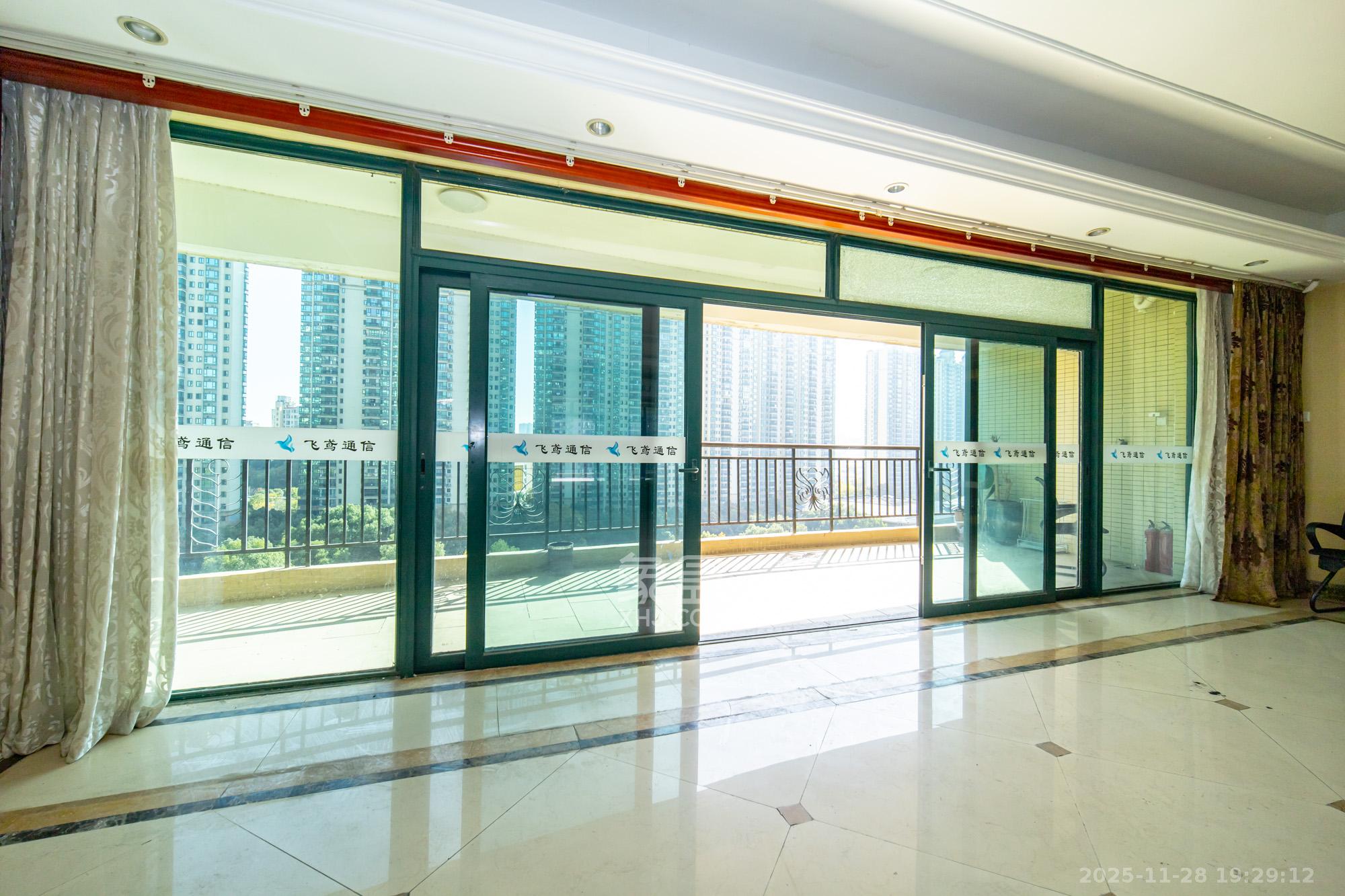 恒大雅苑 5室2厅3卫 245.0万 恒大雅苑 5室2厅3卫 245.0万阳台