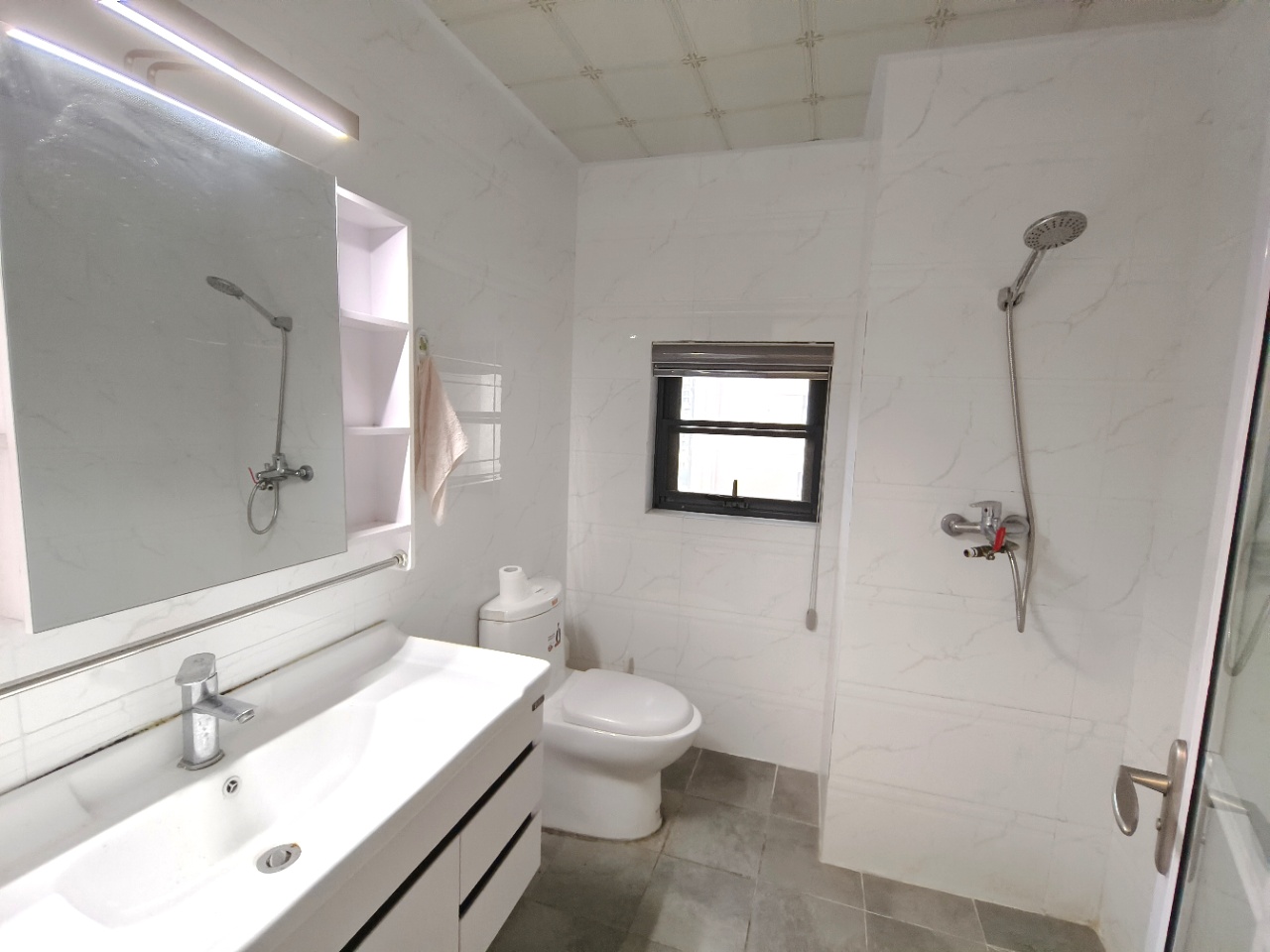 海航豪庭南苑 3室2厅2卫 268.0万 海航豪庭南苑 3室2厅2卫 268.0万客厅