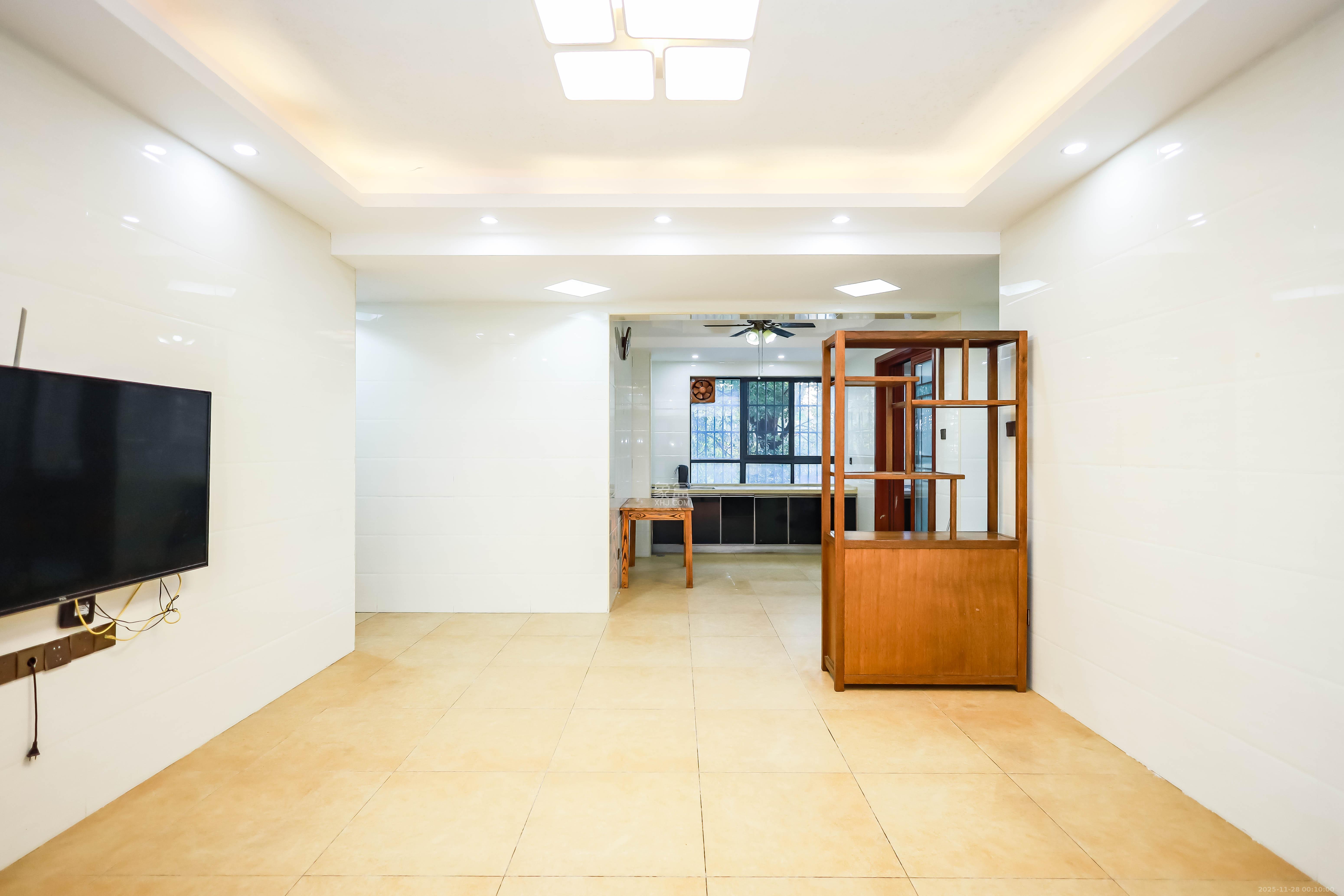 天麓尚层  5室2厅2卫    86.0万客厅