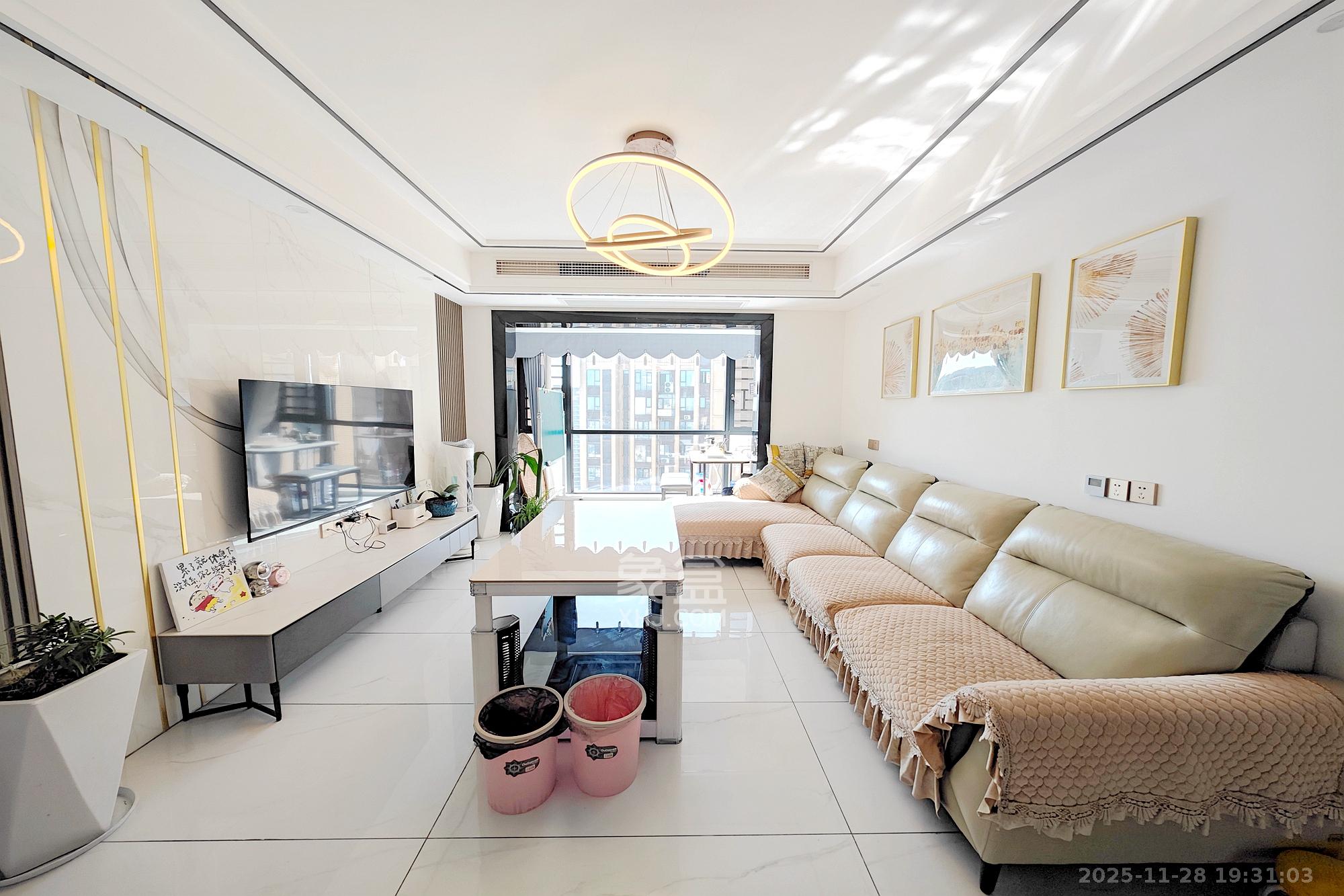 新城新世界四期柏樾  4室2厅2卫    163.8万客厅