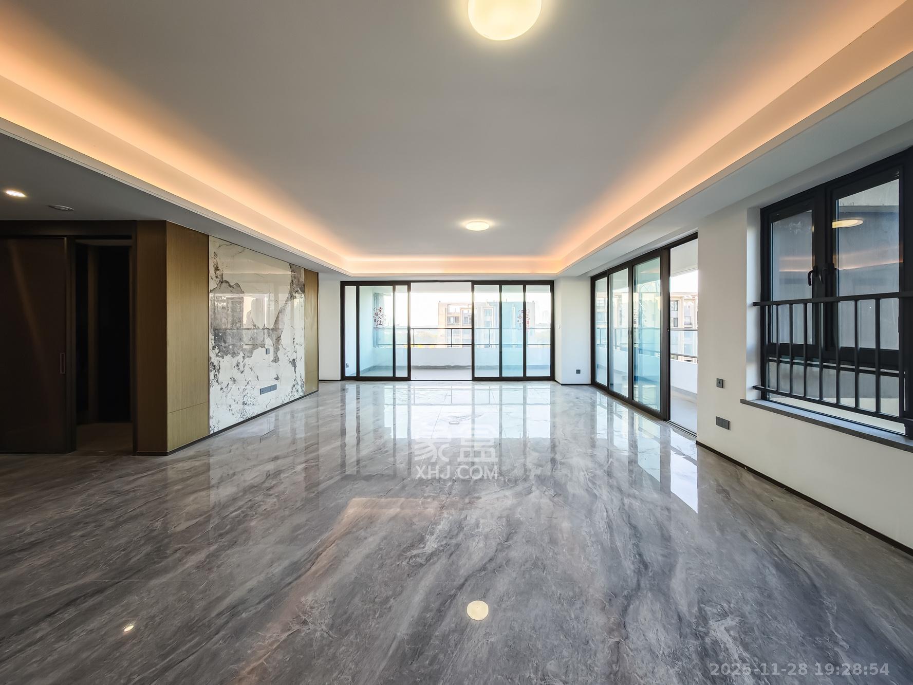 中欣楚天御府B区观澜 4室2厅2卫 450.0万 中欣楚天御府B区观澜 4室2厅2卫 450.0万客厅