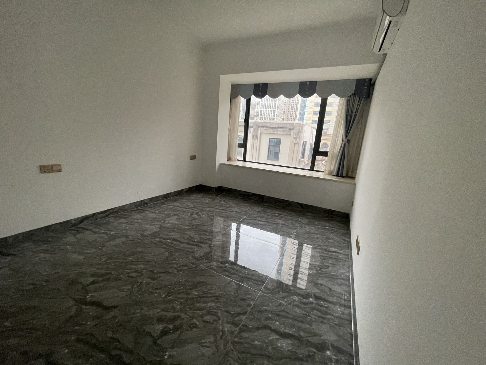 海航豪庭北苑  3室2厅2卫    4500.0元/月室内图