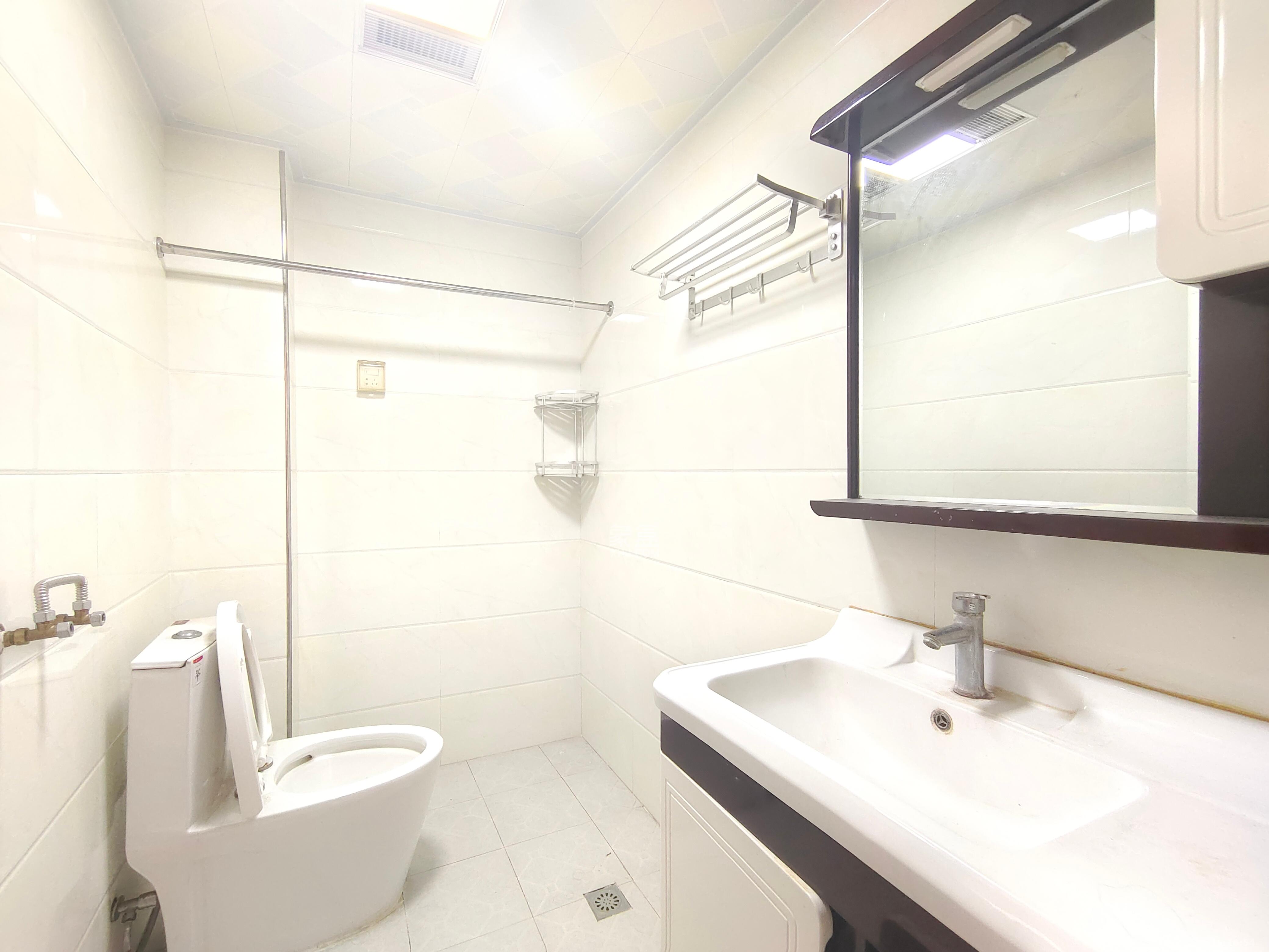 联美品格  3室2厅2卫    2000.0元/月