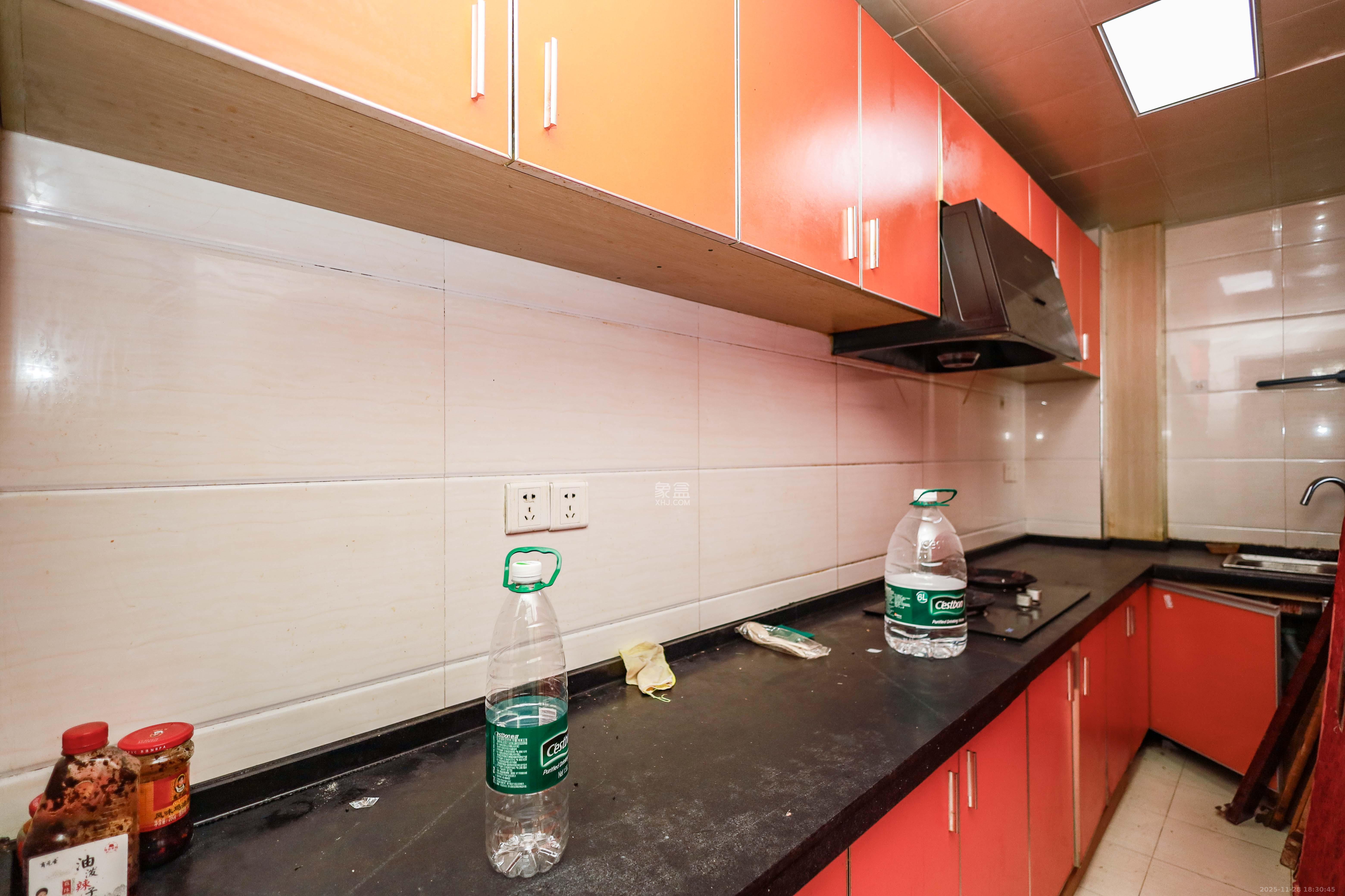 长房时代城  3室2厅2卫    105.0万厨房