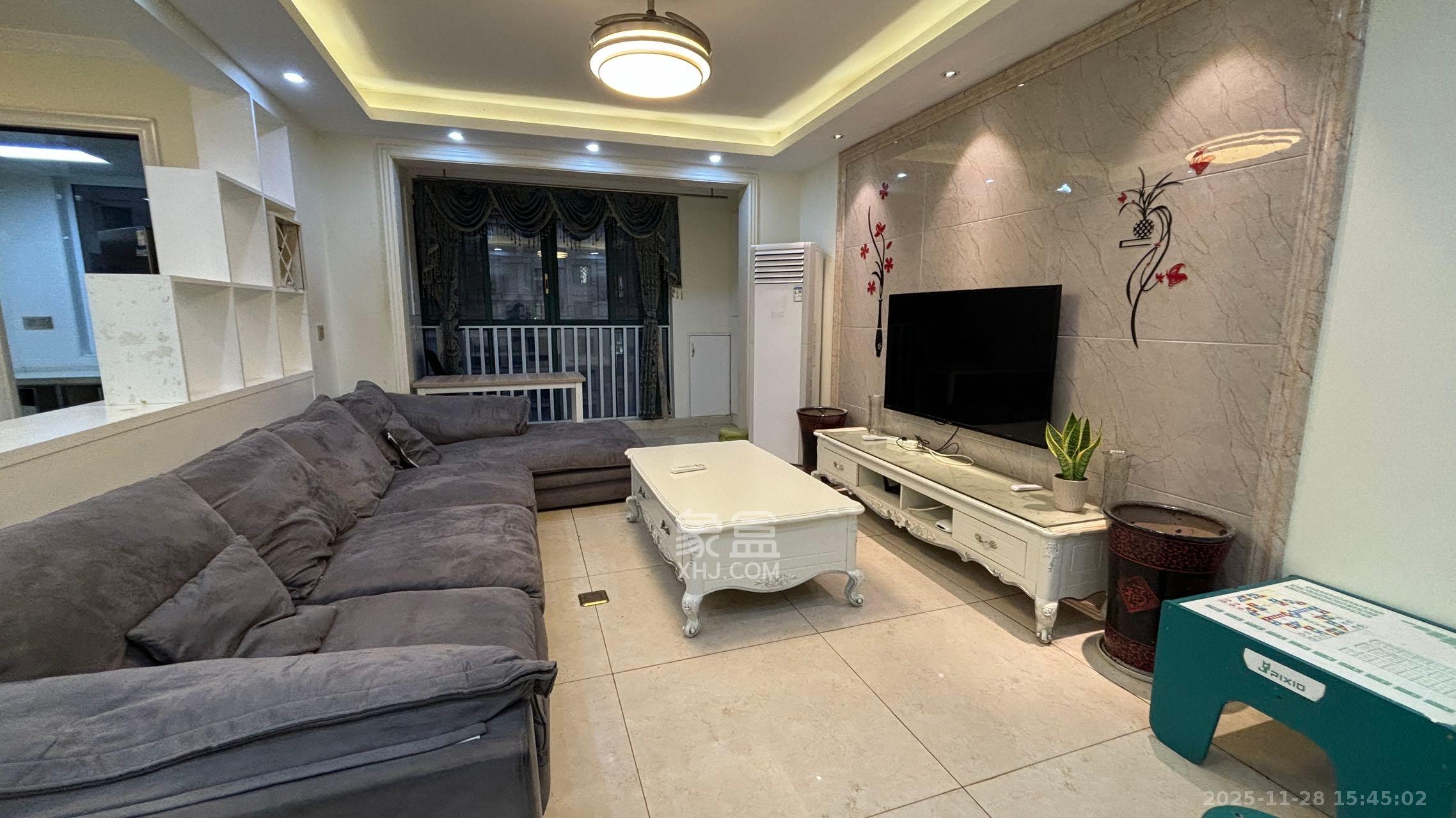 丽发新城  3室2厅2卫    2400.0元/月