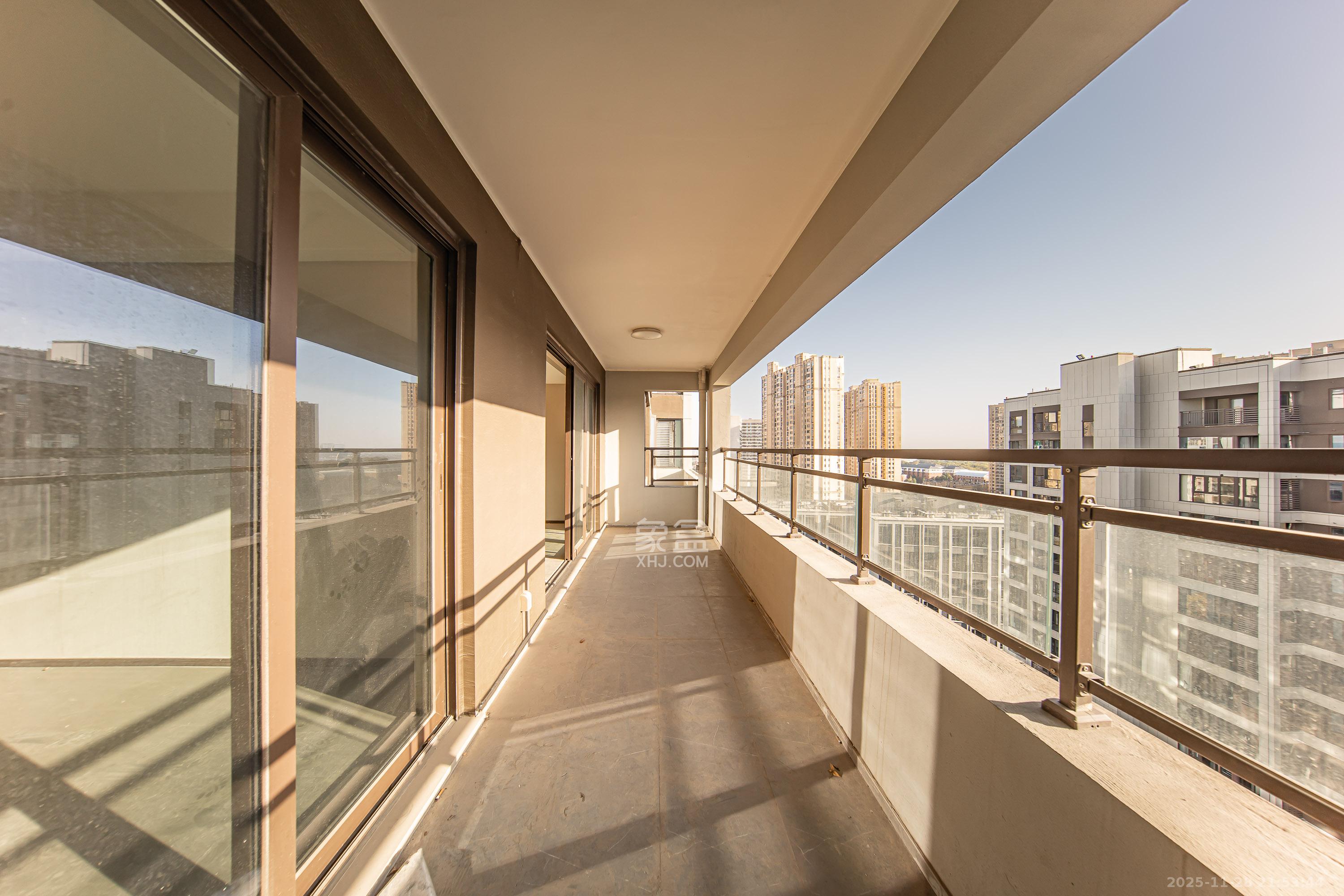 龙湖江与城  4室2厅2卫    159.0万阳台