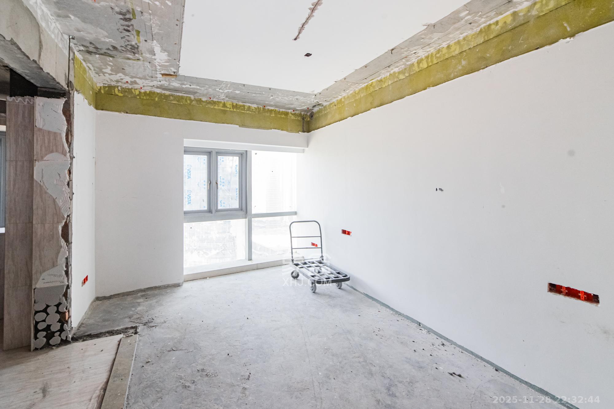 北辰定江洋  4室2厅2卫    648.0万客厅