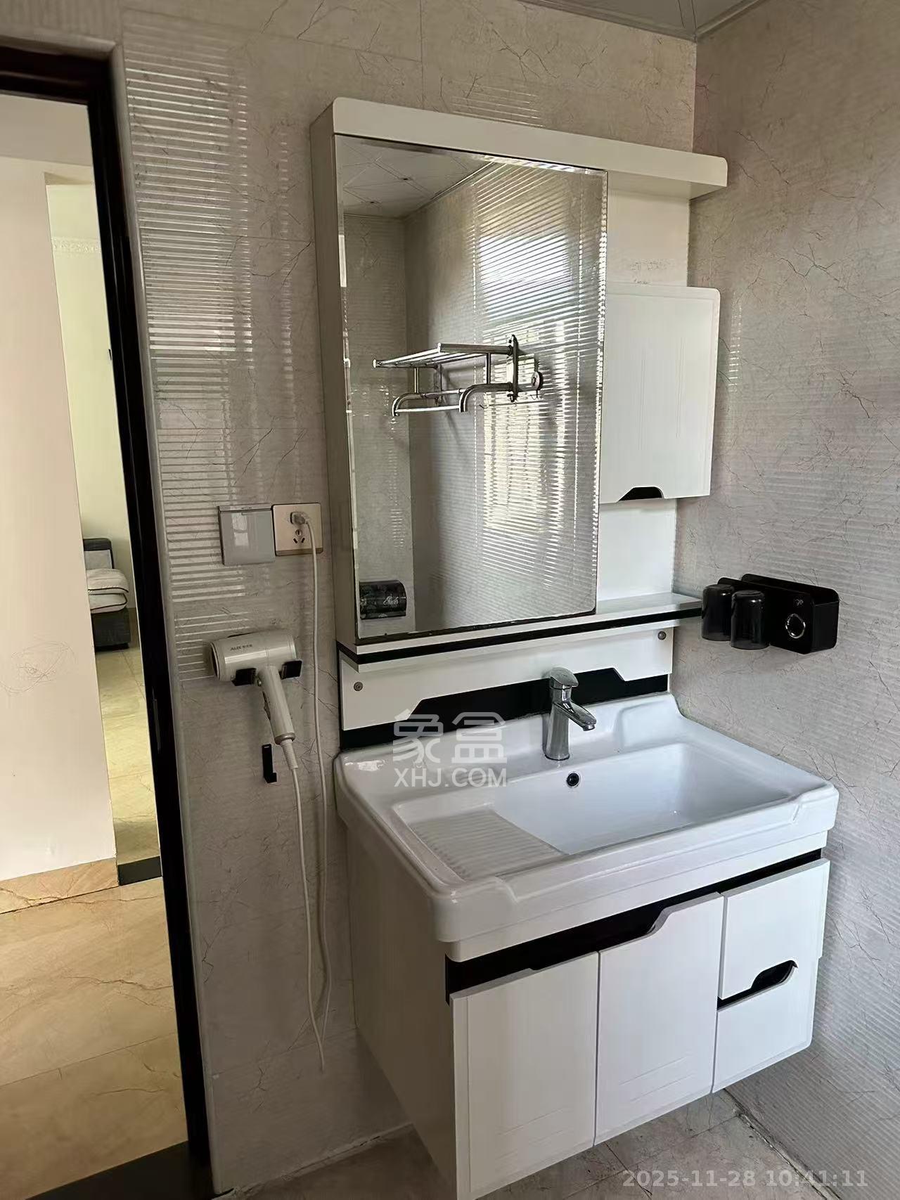 新城新世界一二三期  2室2厅1卫    2200.0元/月室内图