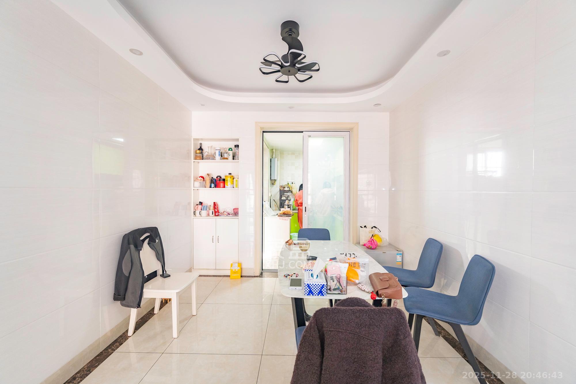 家和院  4室2厅2卫    95.0万客厅