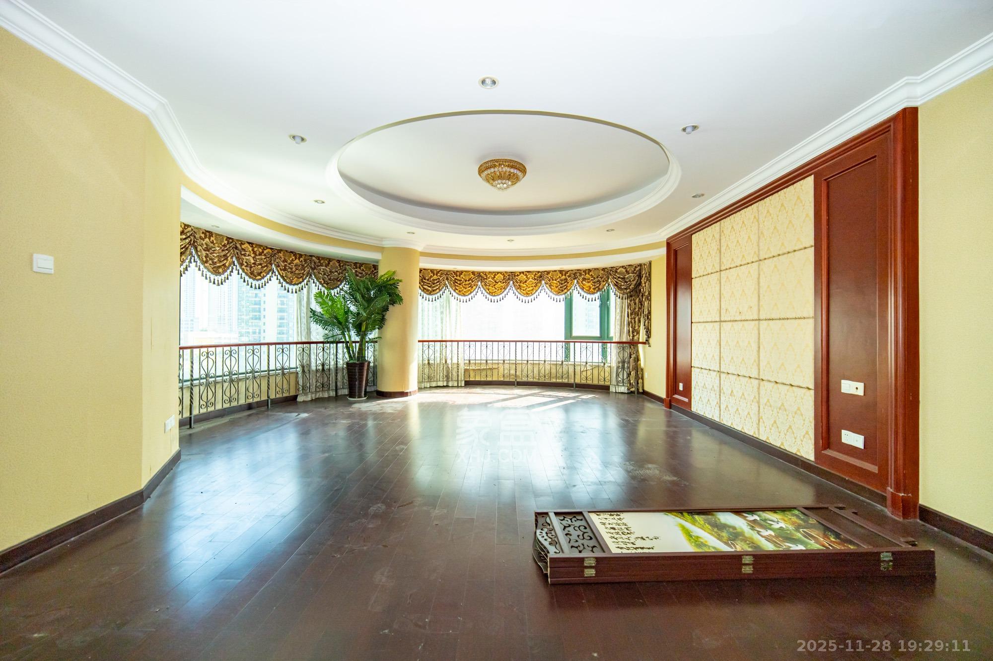 恒大雅苑  5室2厅3卫    245.0万卧室