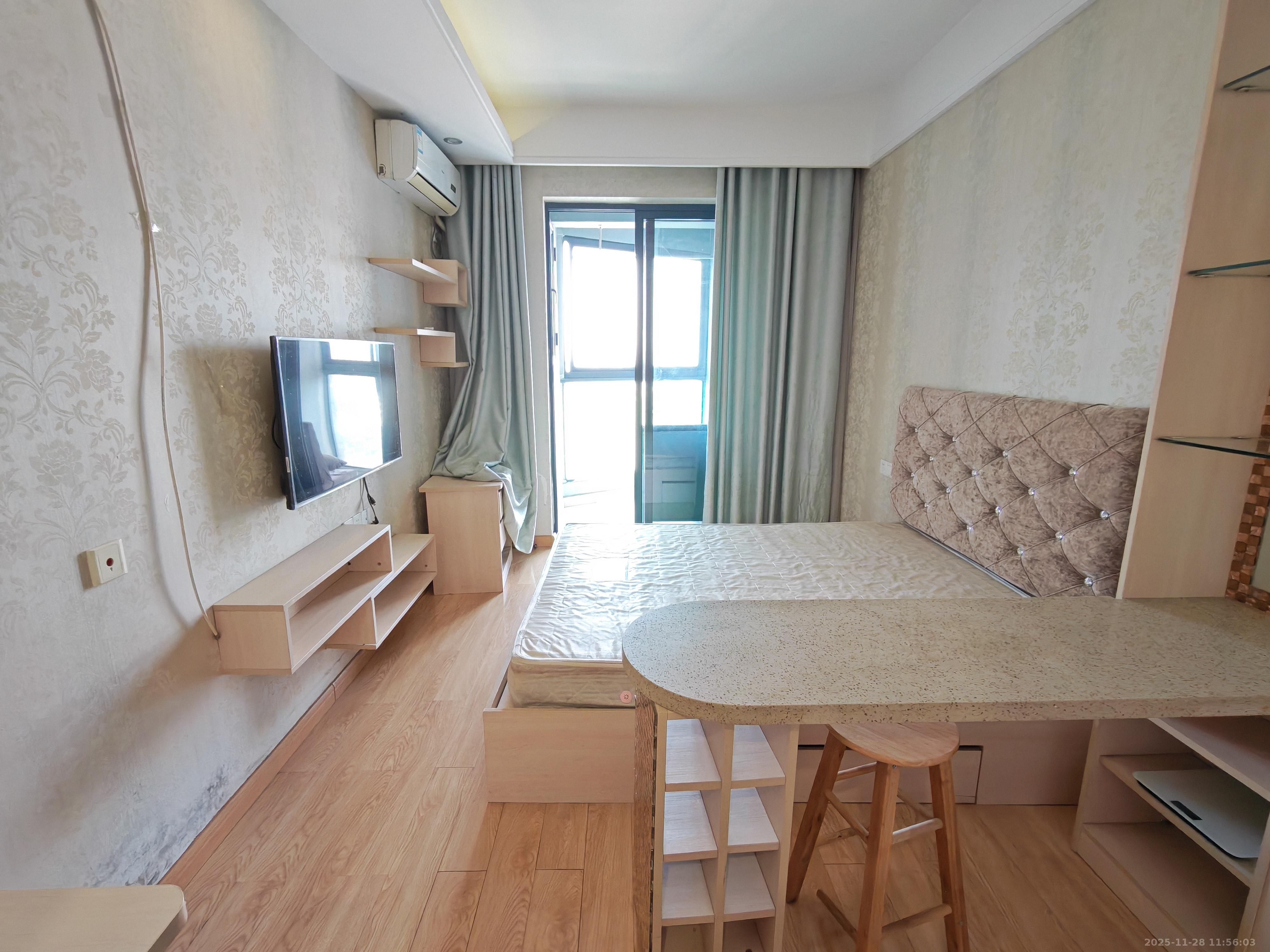 绿地中央广场  1室1厅1卫    1500.0元/月