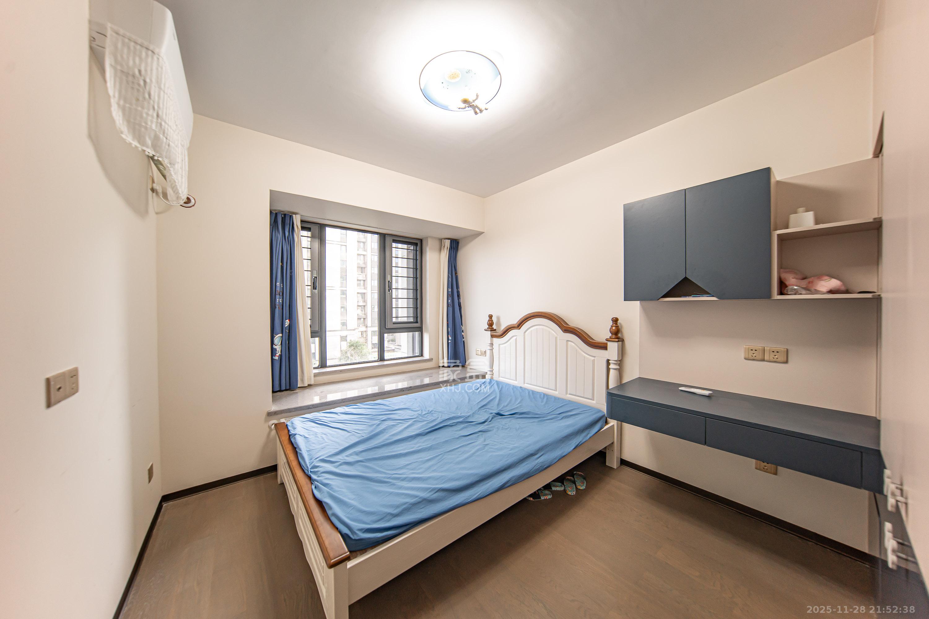 中海阅麓山一期  4室2厅2卫    228.0万卧室