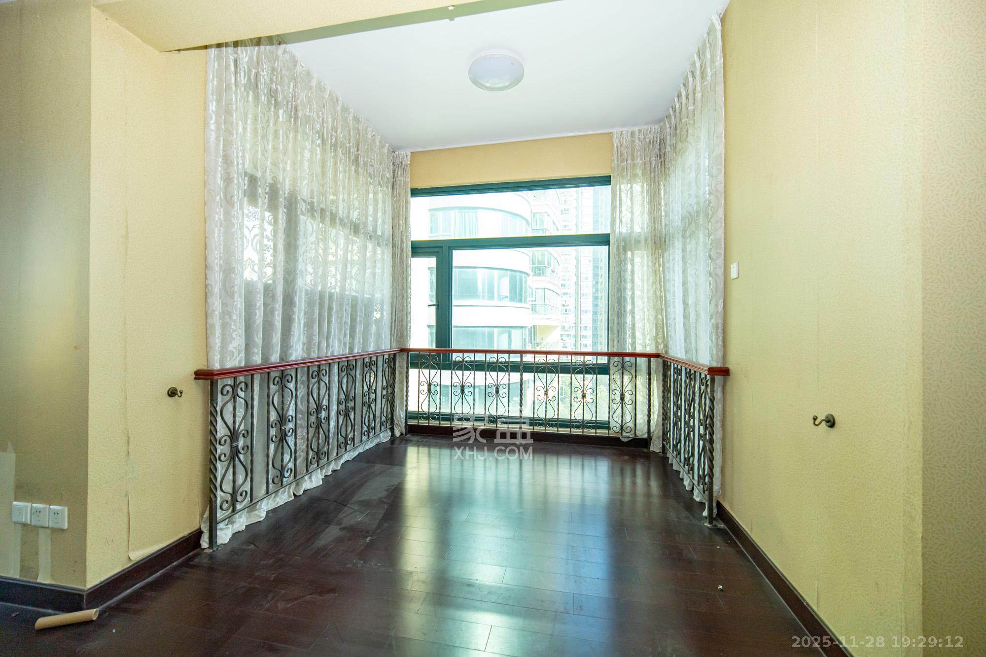 恒大雅苑  5室2厅3卫    245.0万阳台