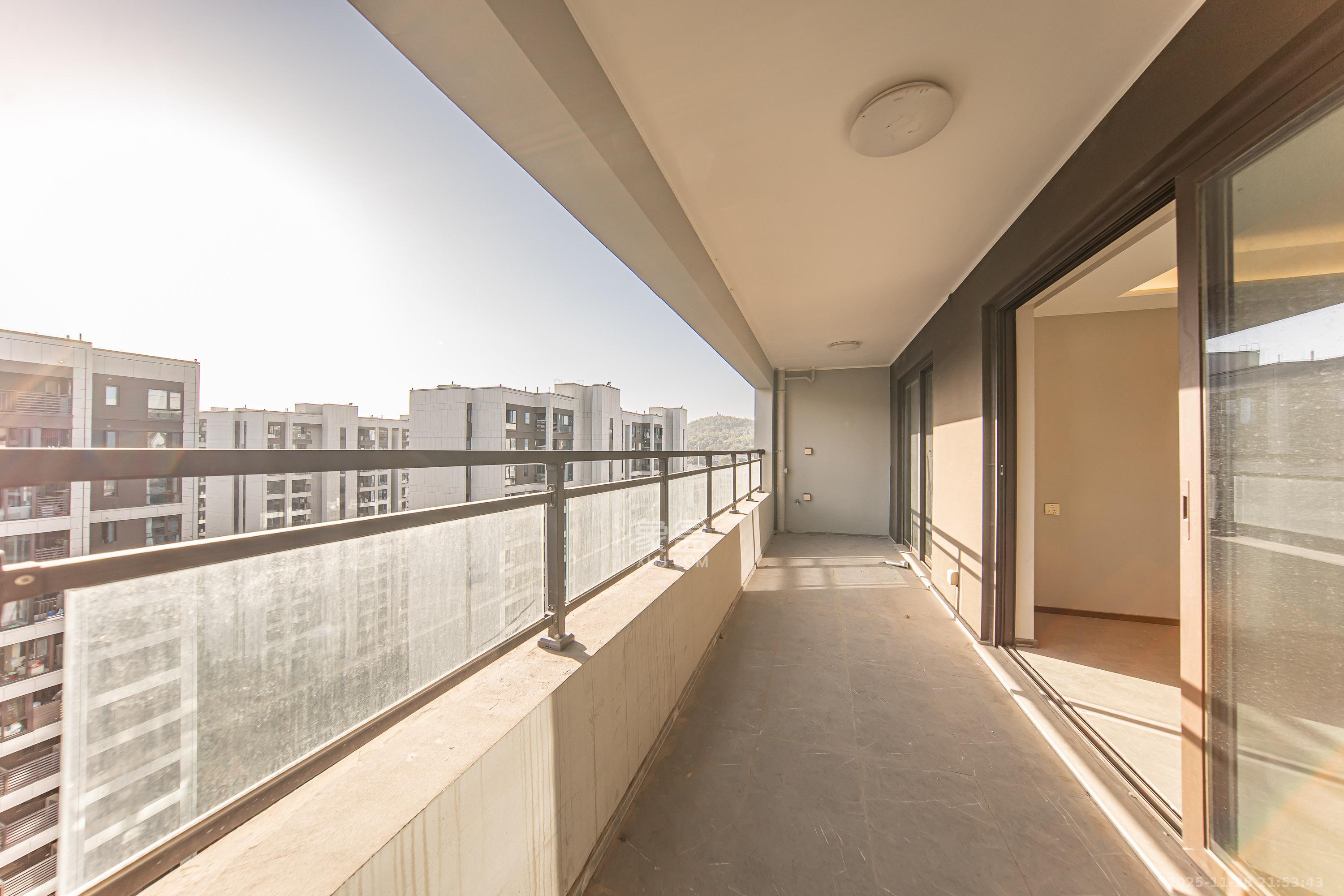 龙湖江与城  4室2厅2卫    159.0万阳台