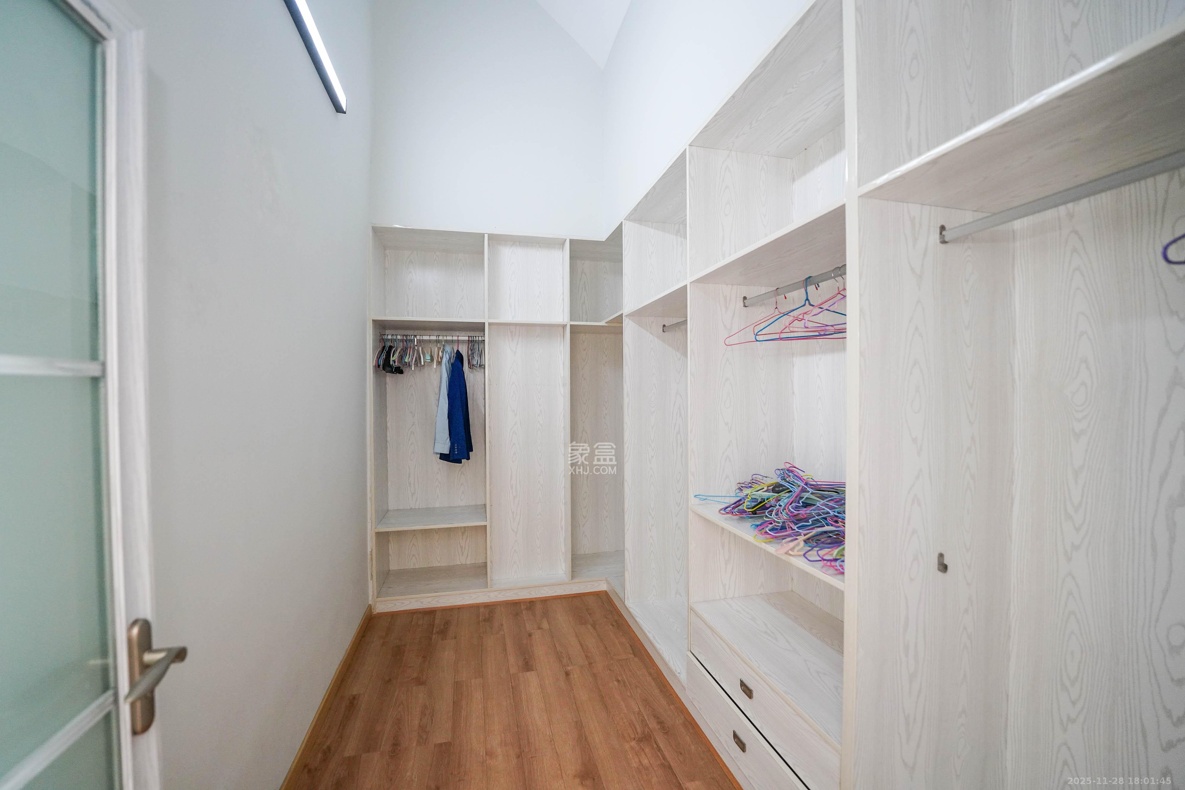 五矿格澜郡 5室2厅2卫 105.0万 五矿格澜郡 5室2厅2卫 105.0万卧室