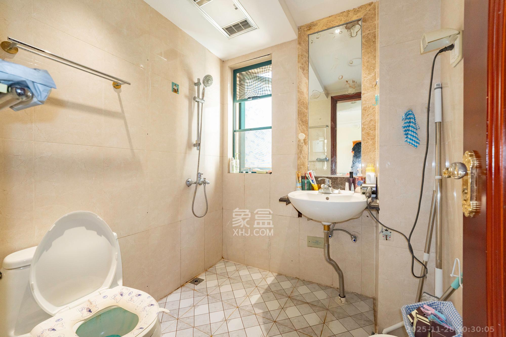 恒大雅苑  2室2厅1卫    70.0万卫生间
