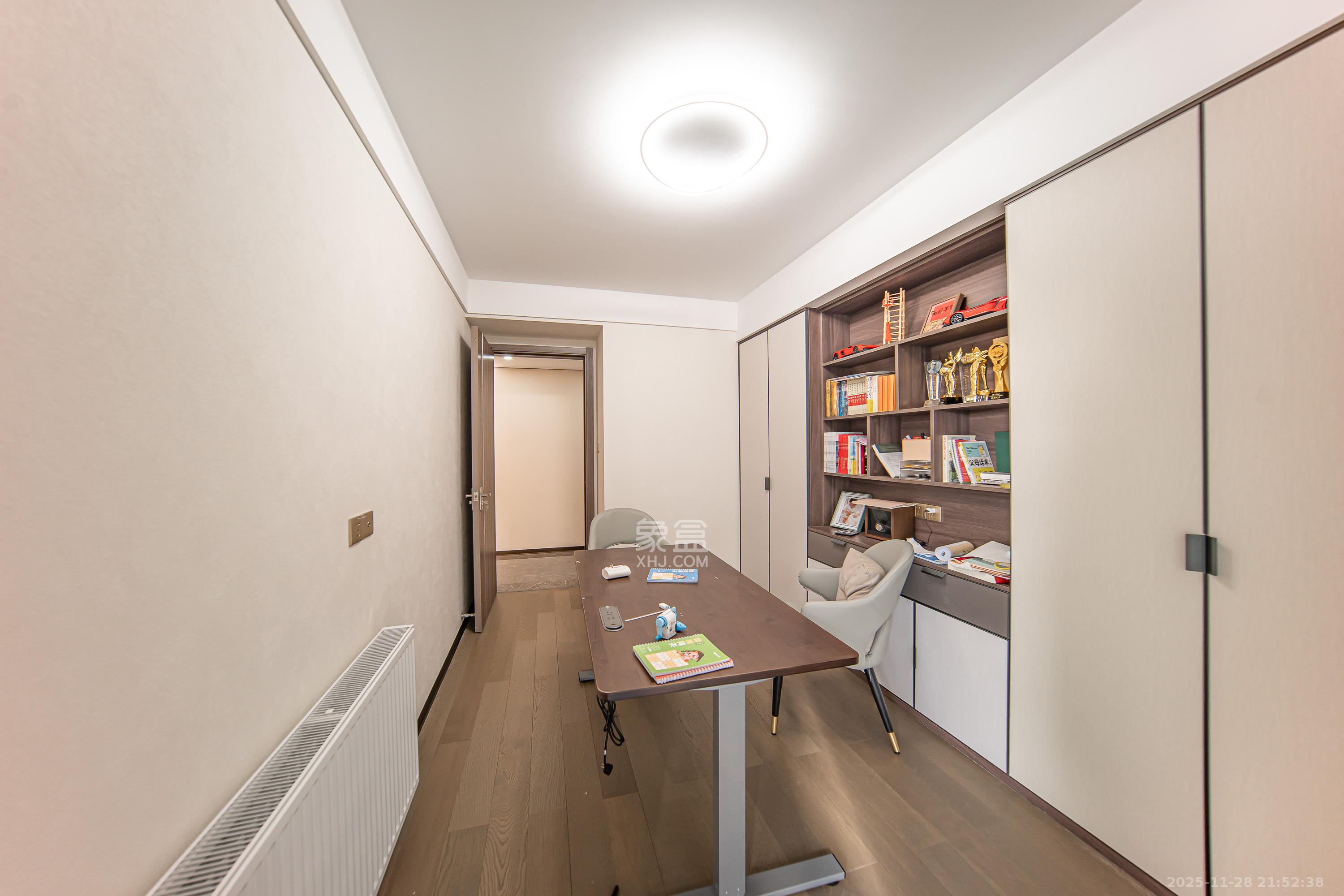 中海阅麓山一期  4室2厅2卫    228.0万卧室