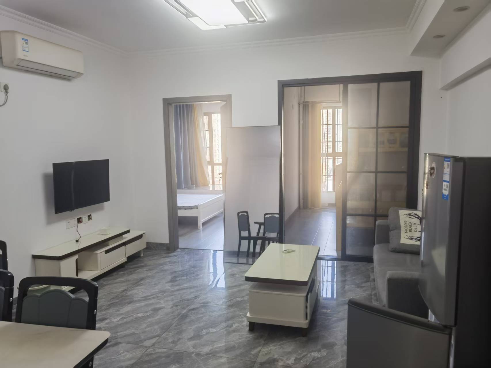 中建国际大厦  2室1厅1卫    1800.0元/月