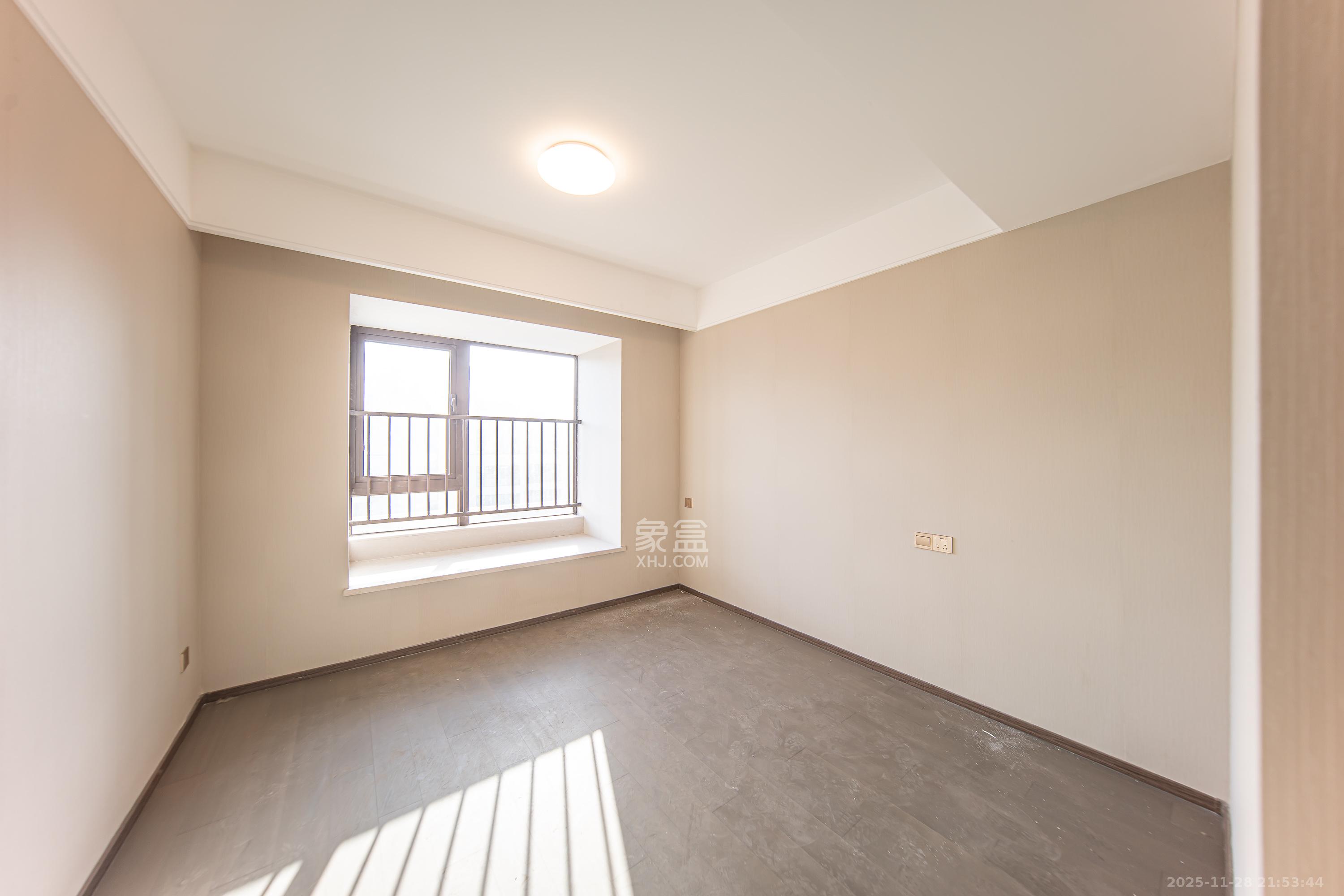 龙湖江与城  4室2厅2卫    159.0万卧室