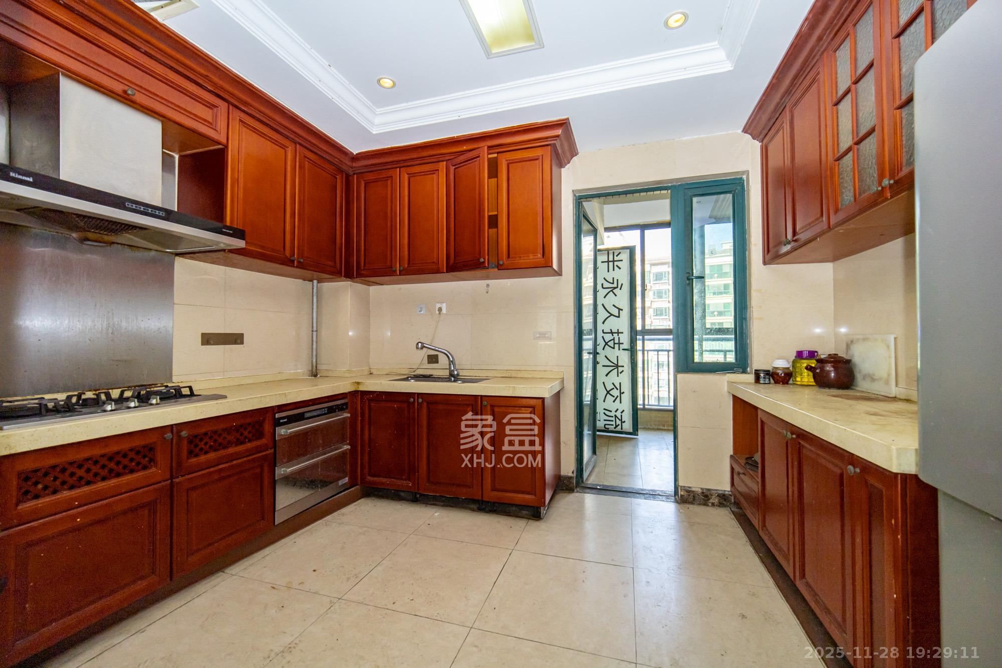 恒大雅苑  5室2厅3卫    245.0万厨房