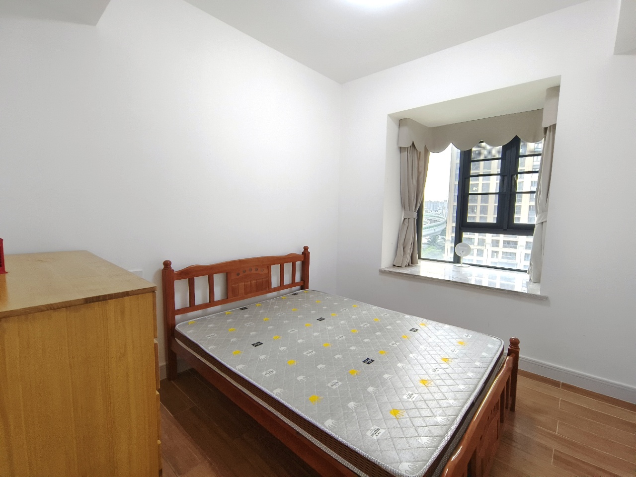 海航豪庭南苑 3室2厅2卫 268.0万 海航豪庭南苑 3室2厅2卫 268.0万客厅