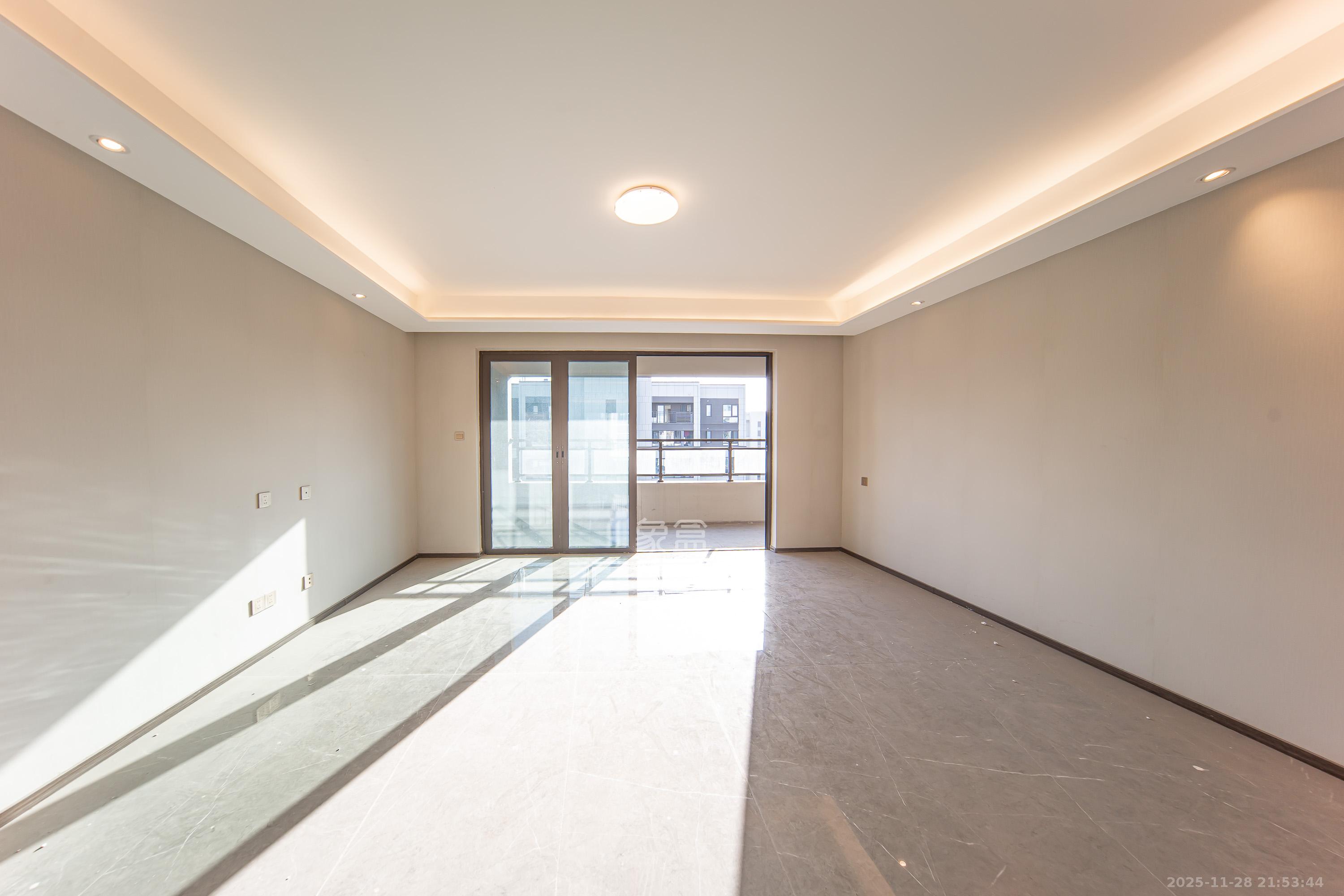 龙湖江与城  4室2厅2卫    159.0万客厅