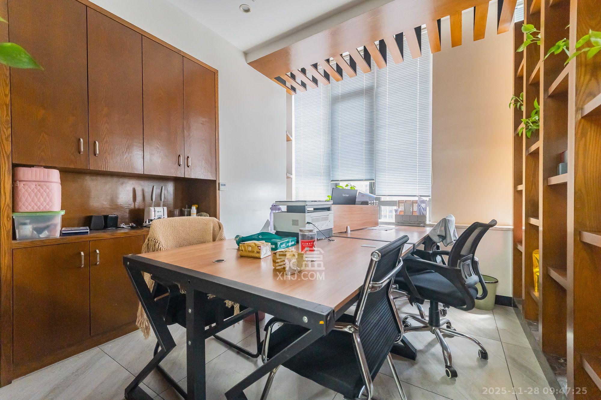 华润置地广场一期   131.0㎡      5300.0元/月室内图