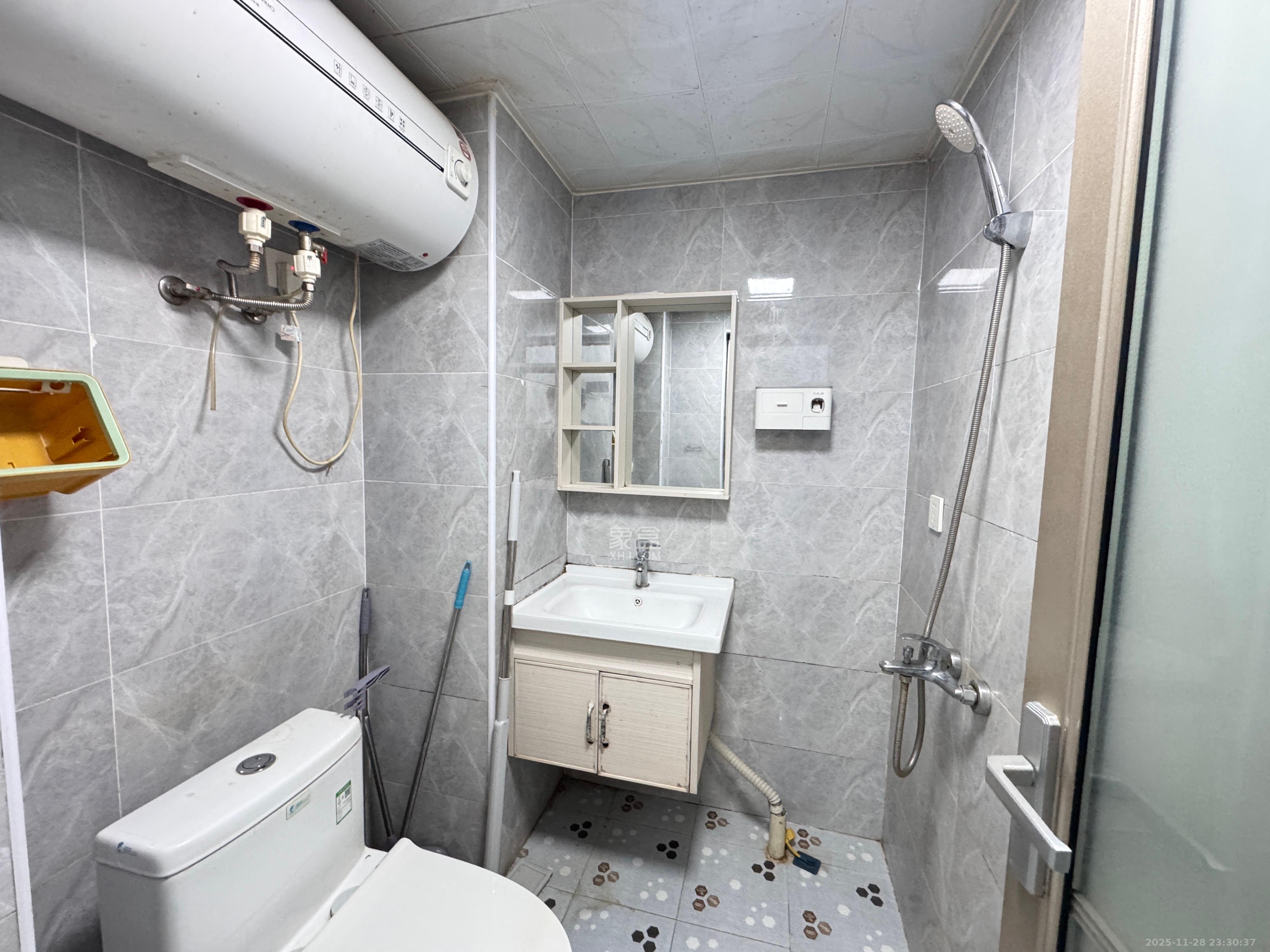 裕天国际商汇中心 1室1厅1卫 1500.0元/月 裕天国际商汇中心 1室1厅1卫 1500.0元/月室内图