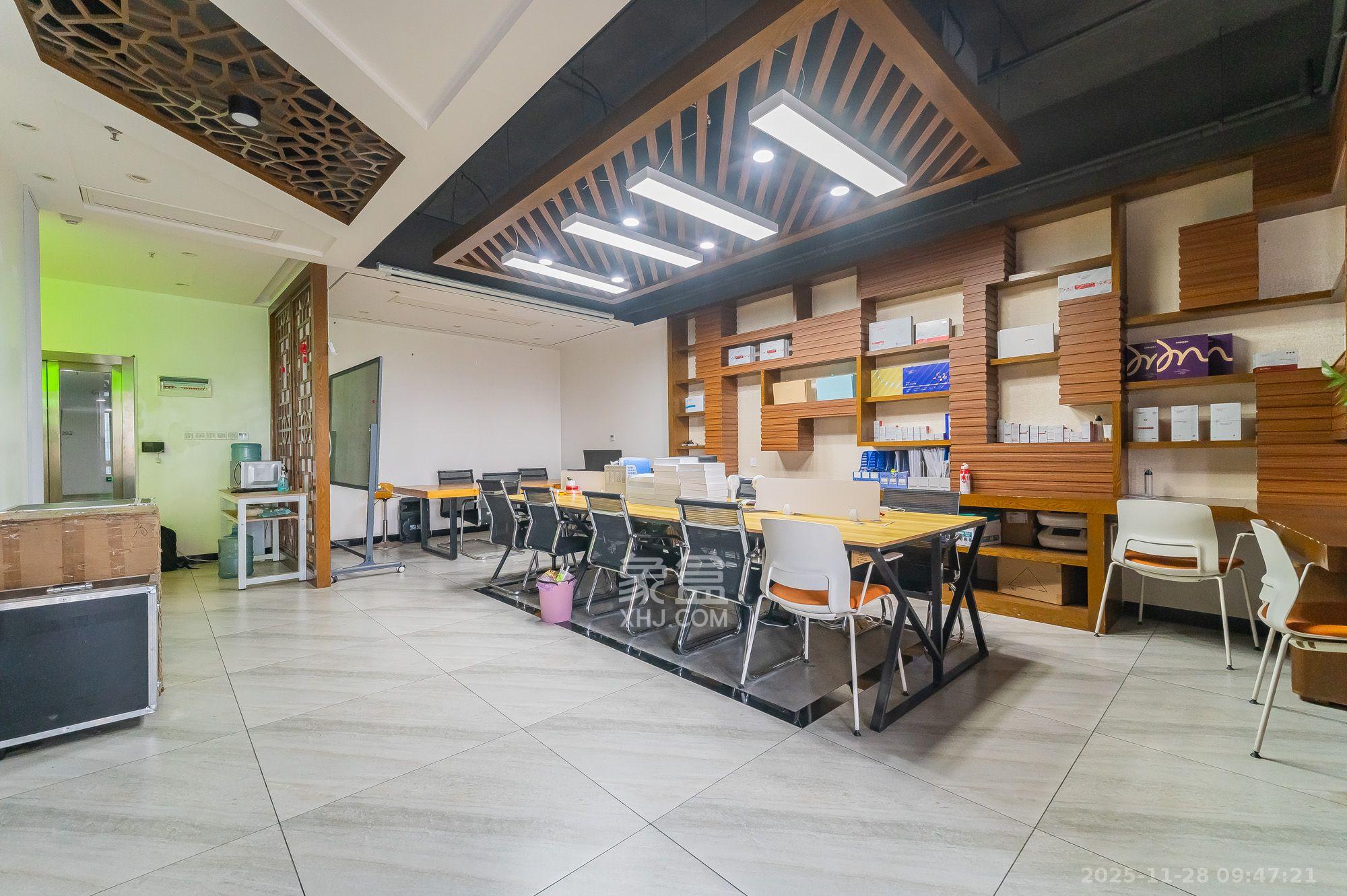 华润置地广场一期   131.0㎡      5300.0元/月室内图