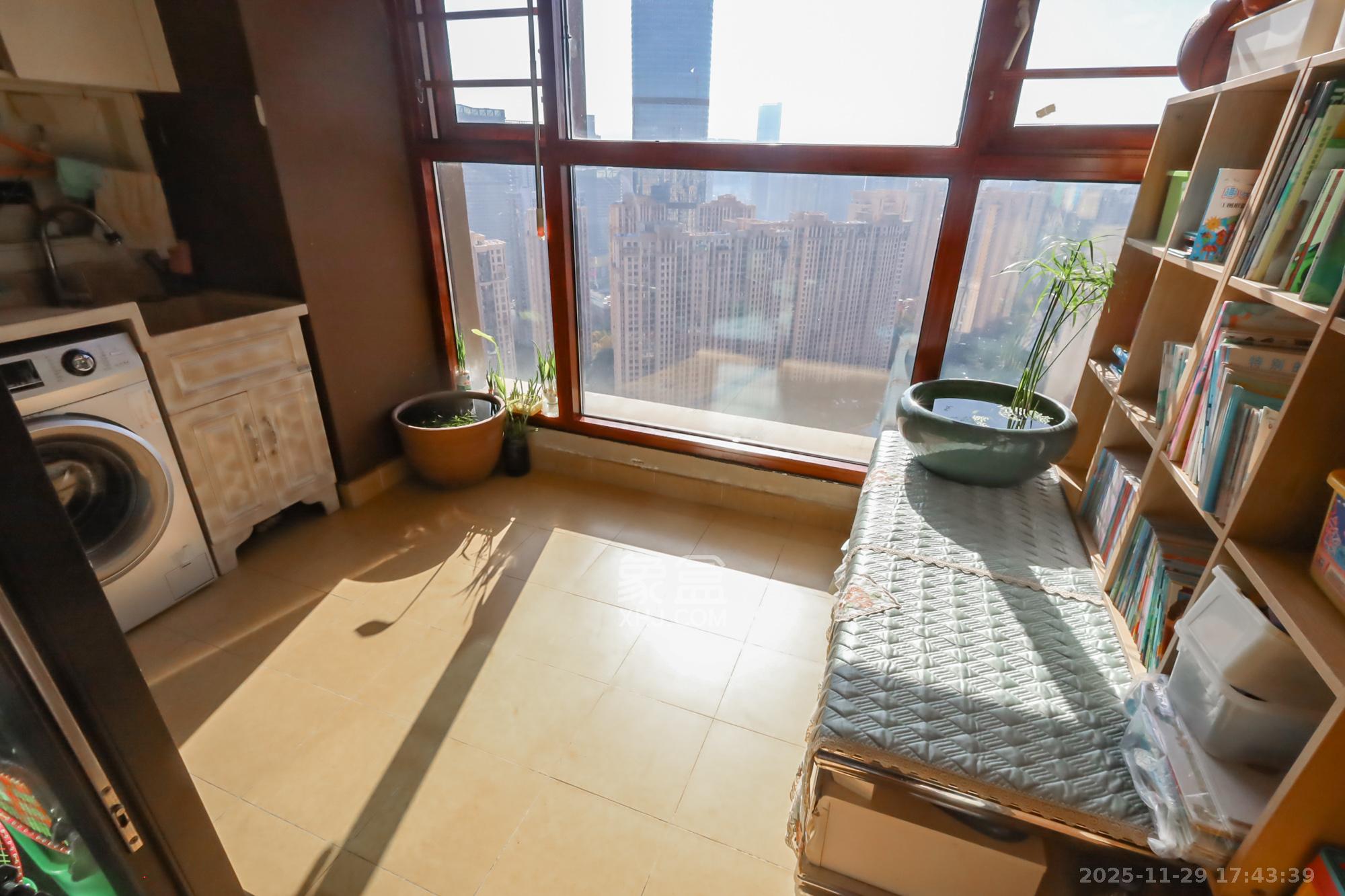 万科里金域国际 3室2厅2卫 158.0万 万科里金域国际 3室2厅2卫 158.0万阳台