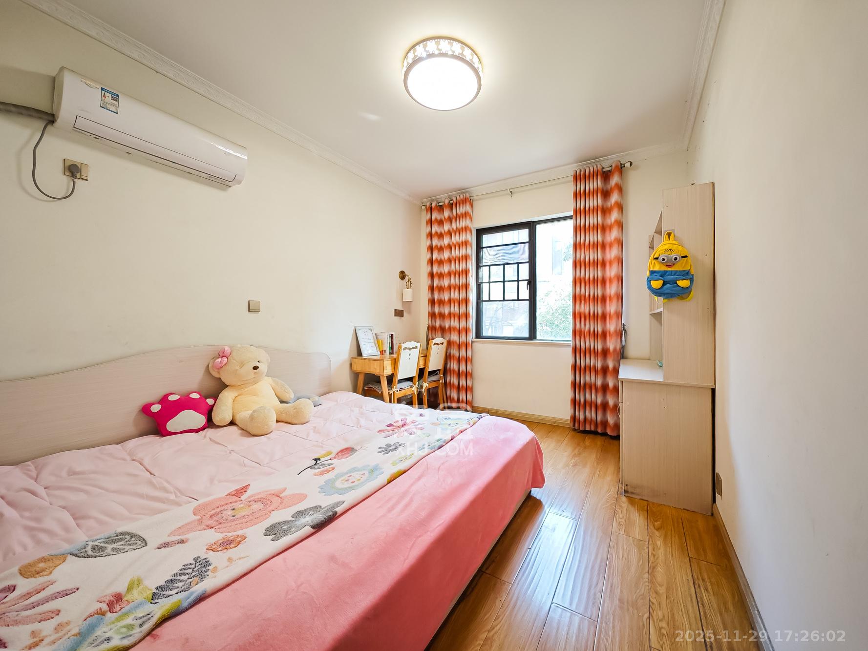 绿地海外滩一期  4室2厅2卫    110.0万卧室