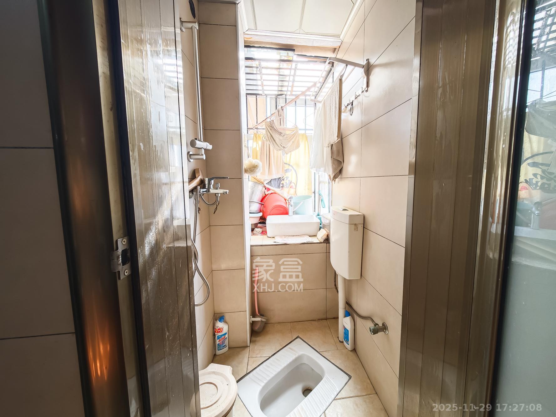 水映加州  3室2厅1卫    128.0万卫生间