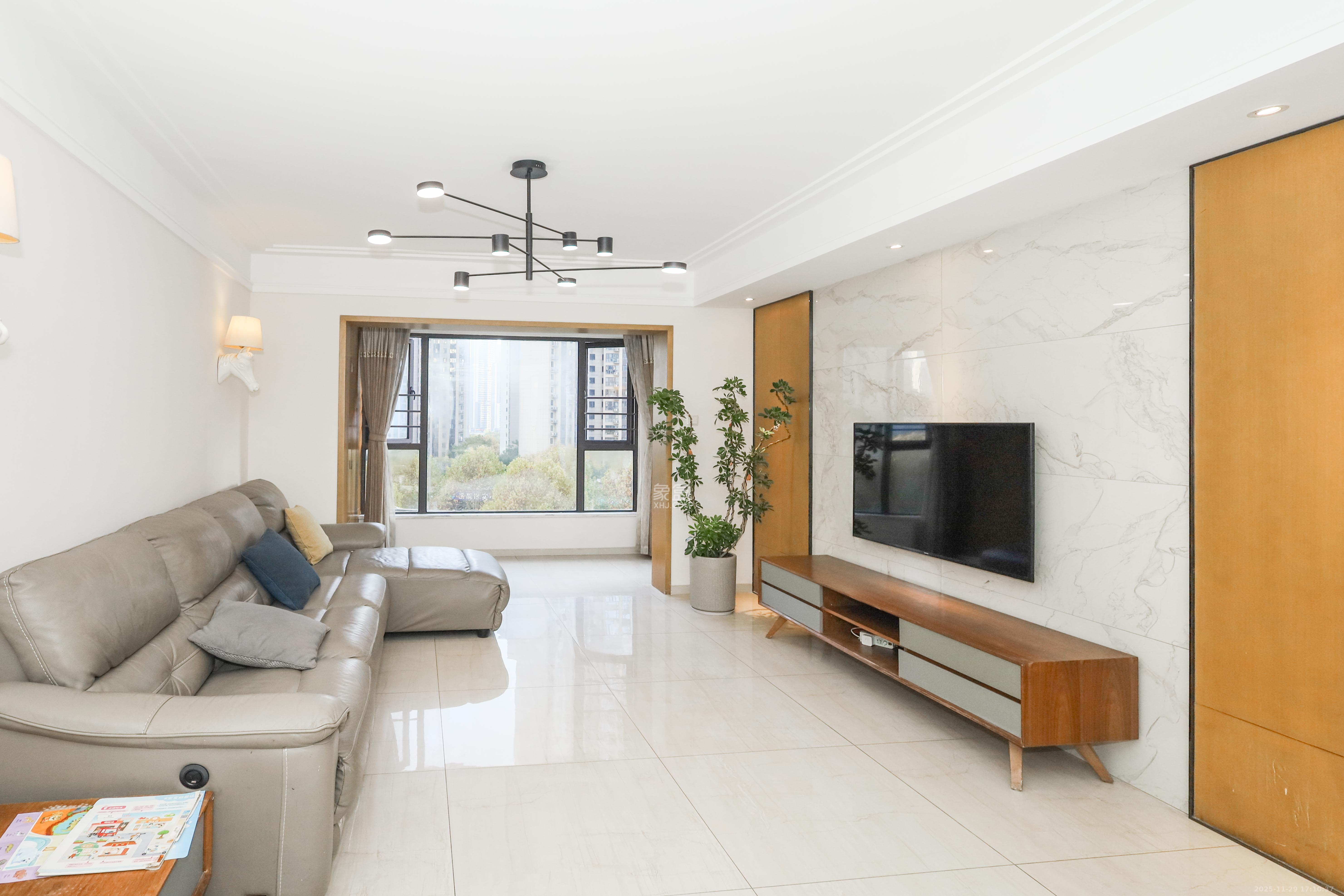 和泓梅溪四季  3室2厅2卫    135.0万客厅