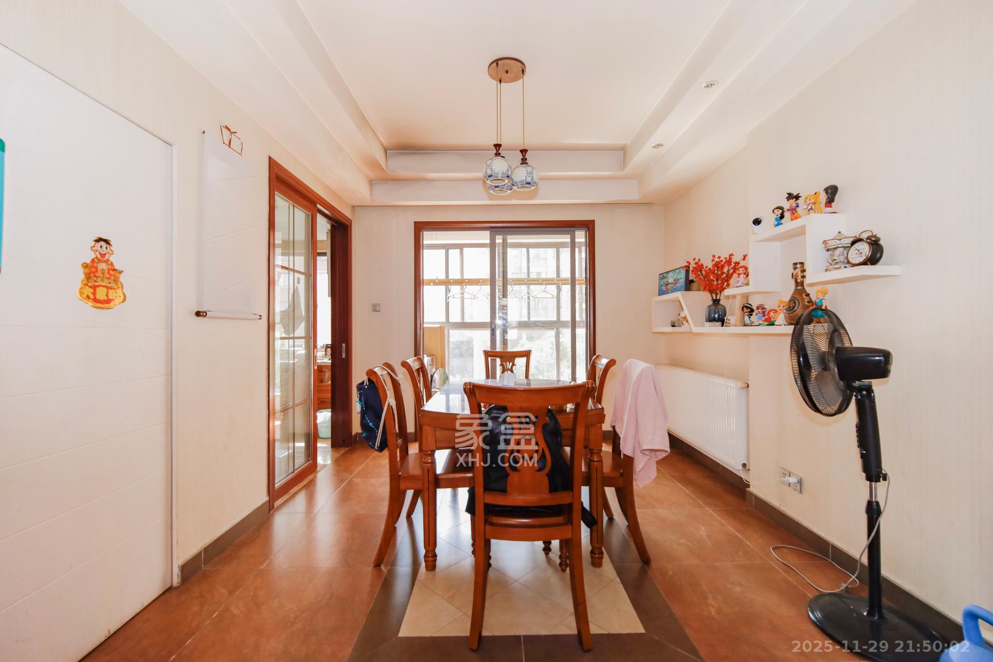 上海城小区  4室2厅2卫    139.0万客厅