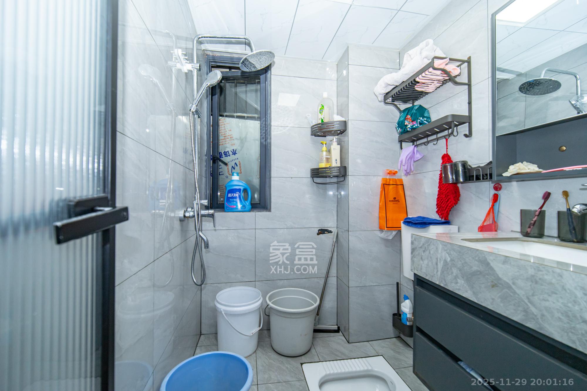 新长海广场 3室2厅1卫 69.8万 新长海广场 3室2厅1卫 69.8万卫生间