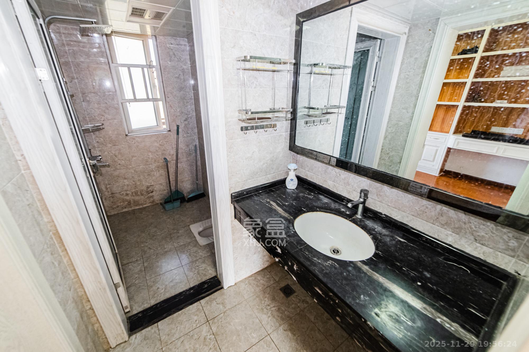 五矿沁园金城（春和景园）  1室2厅2卫    126.0万卫生间