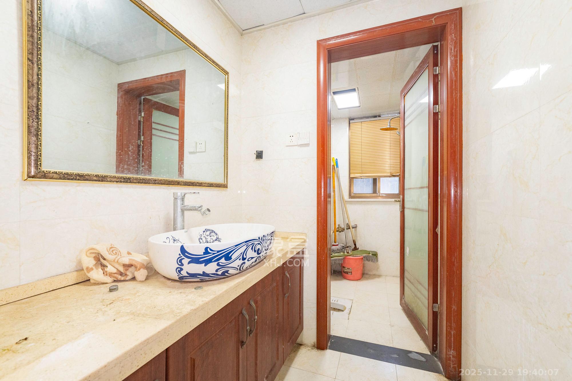 金色比华利  4室2厅2卫    85.0万卫生间