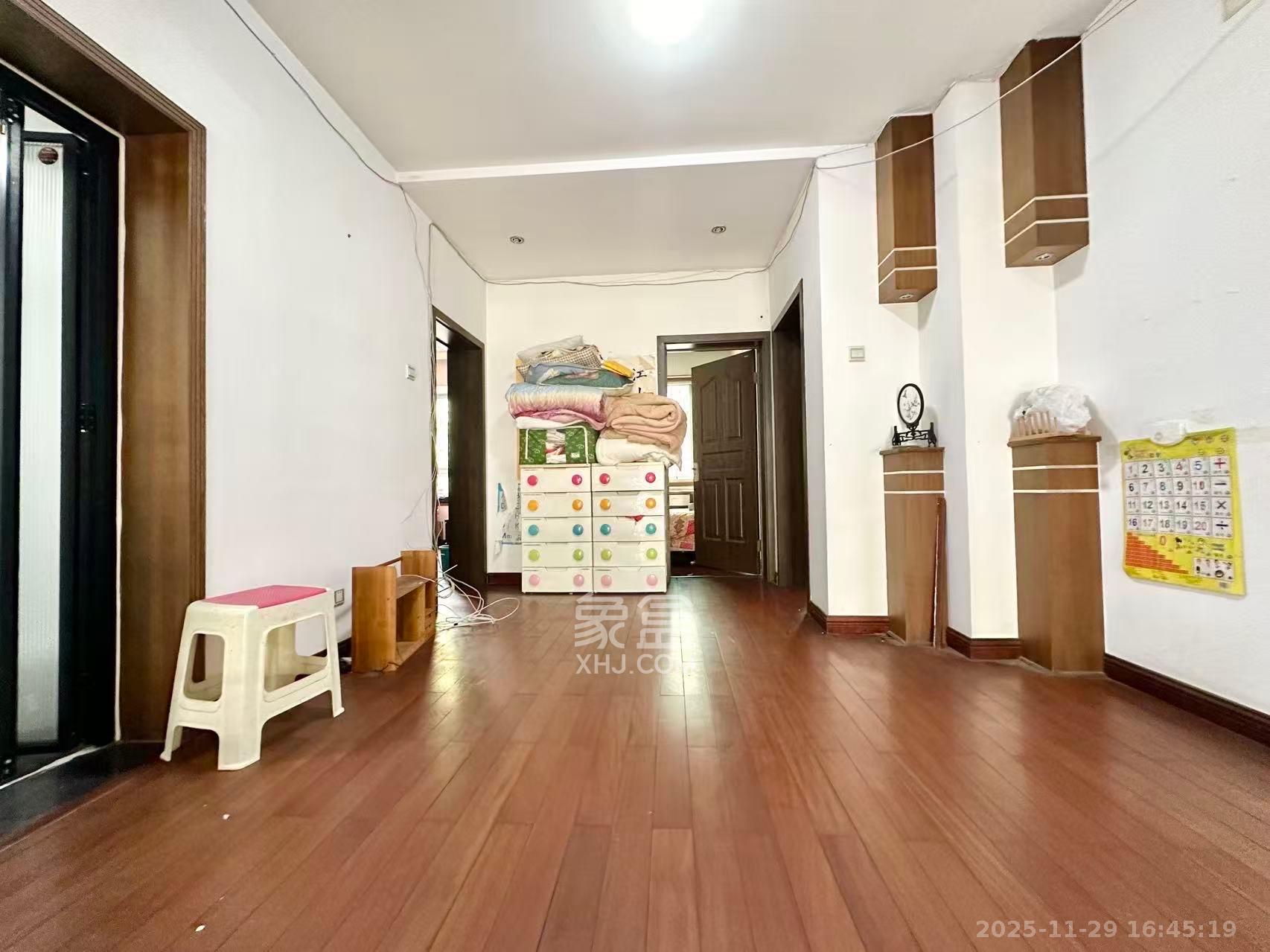 金帆小区  4室2厅2卫    2000.0元/月室内图