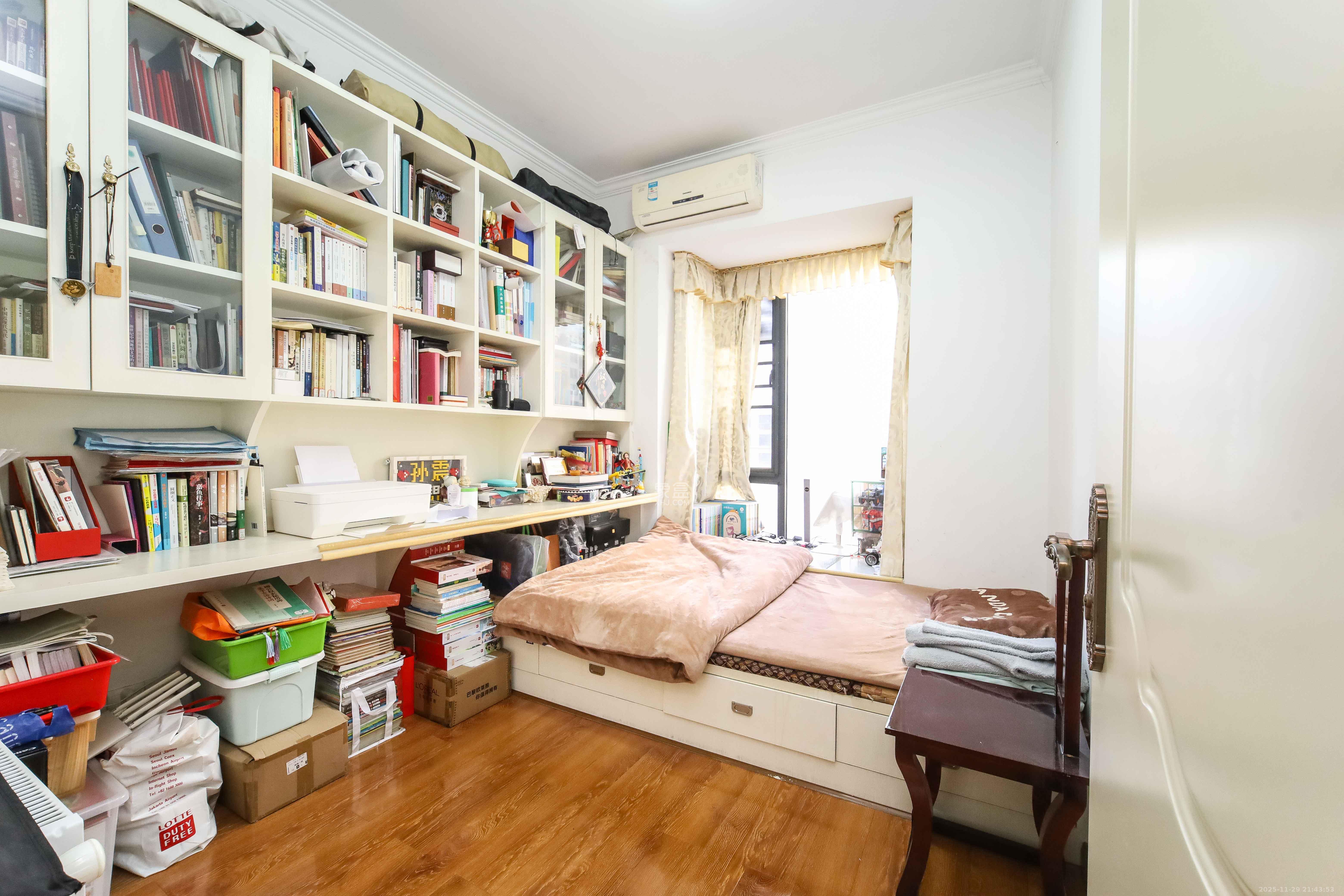 辉煌国际城一期  3室2厅2卫    110.0万卧室