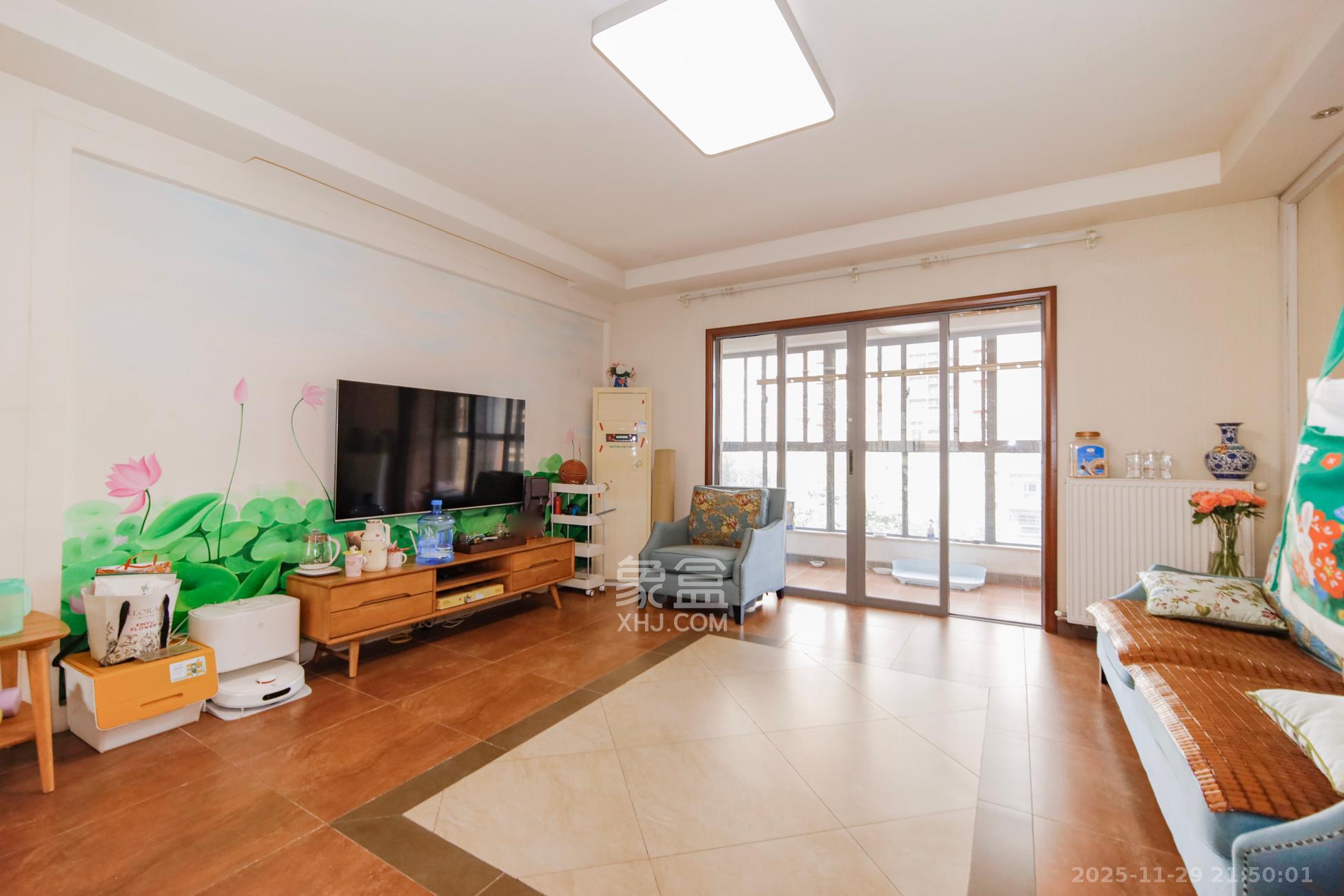 上海城小区  4室2厅2卫    139.0万客厅