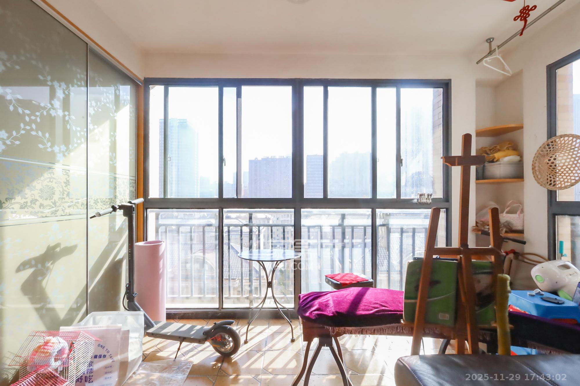 天骄福邸 3室2厅2卫 150.0万 天骄福邸 3室2厅2卫 150.0万阳台