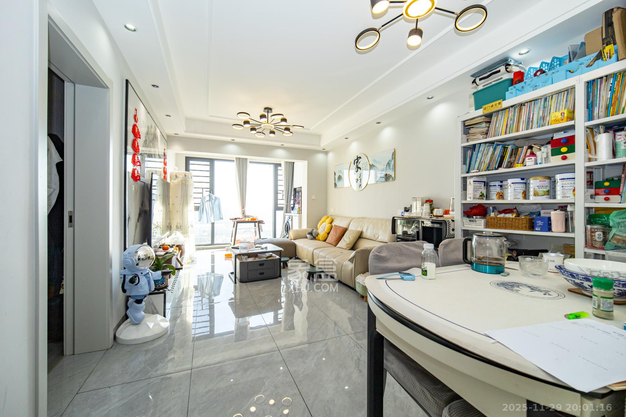 新长海广场 3室2厅1卫 69.8万 新长海广场 3室2厅1卫 69.8万客厅