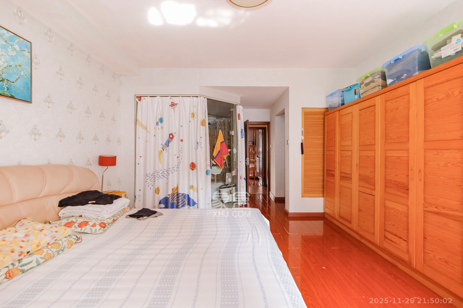 上海城小区  4室2厅2卫    139.0万卧室