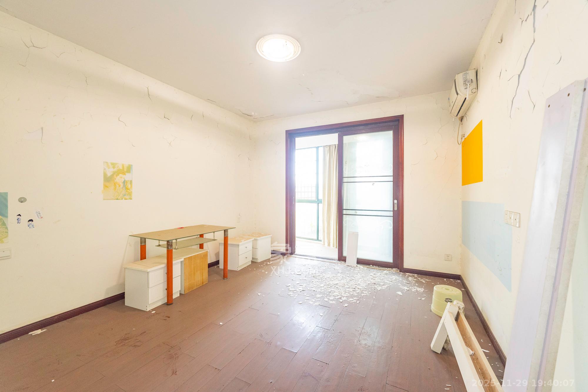 金色比华利  4室2厅2卫    85.0万卧室