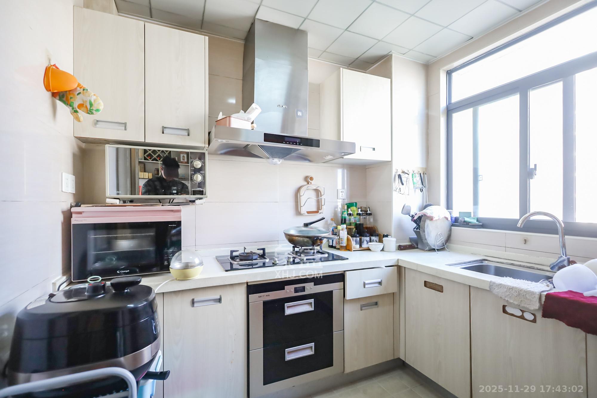 天骄福邸 3室2厅2卫 150.0万 天骄福邸 3室2厅2卫 150.0万厨房